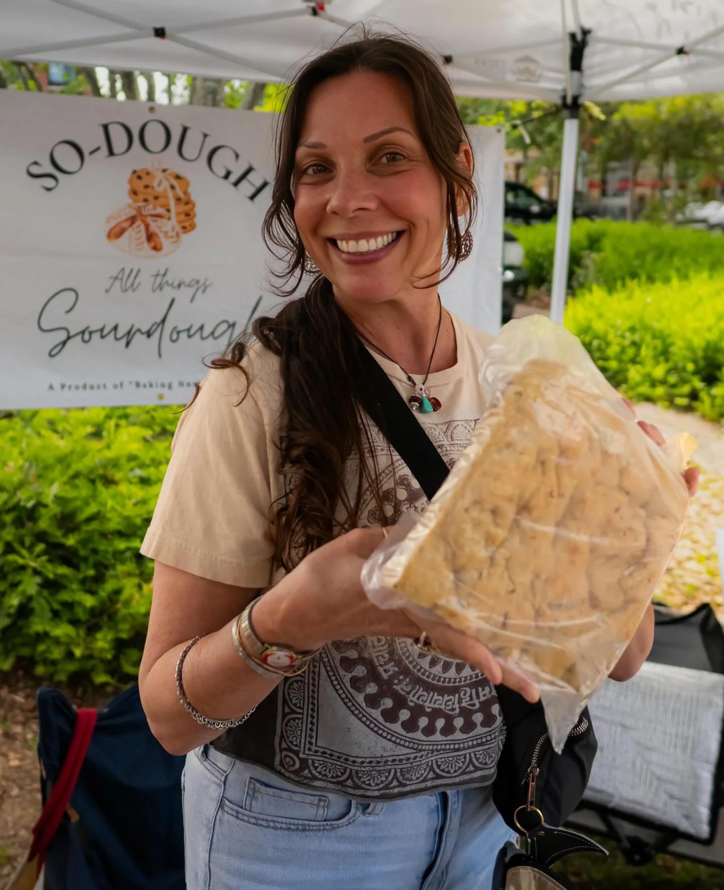 See you at the markets Saturday and Sunday with one of my new crowd faves! Roasted Garlic Rosemary So-Dough Focaccia&hellip;.Cole see what the buzzzz is about!! 
Thanks so much for the great shots @viscid