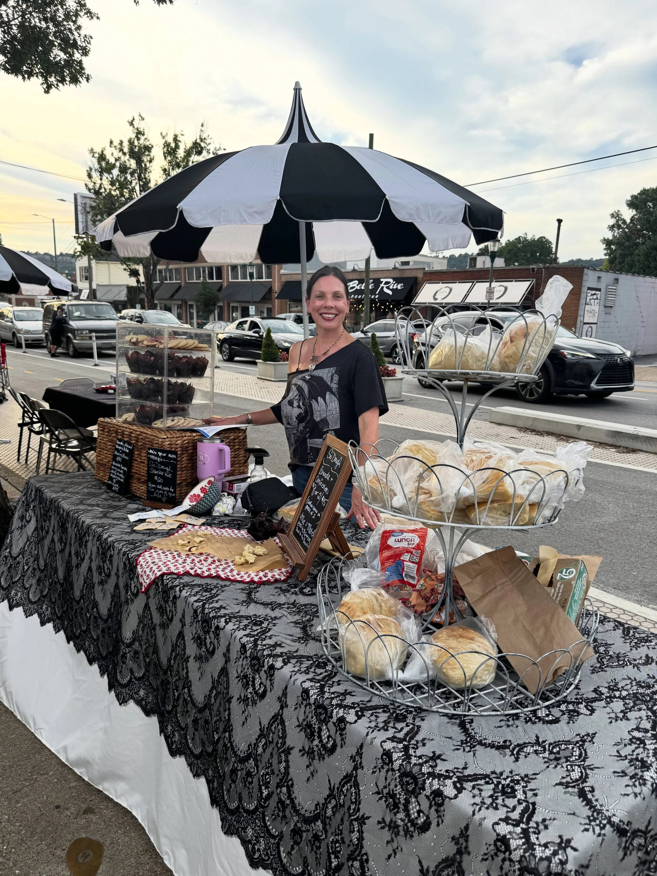 I love nothing more than a themed market! @verrenoirco gives that to the community once a month on the last Friday of each month and I SO look forward to it&hellip;.beautiful and perfect night tonight with some bloody delicious delectables 🖤🦇 #vamp