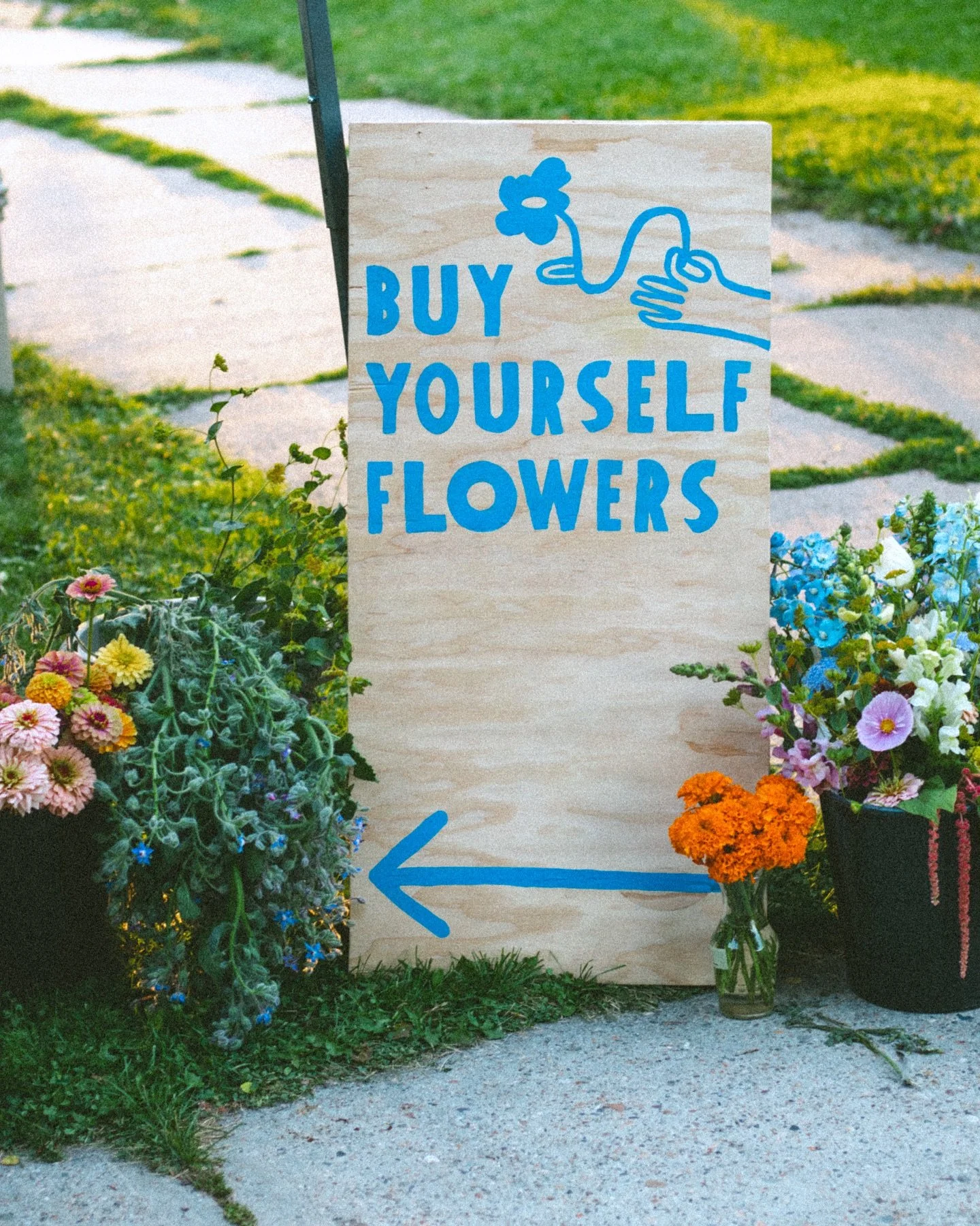 TYSM to everyone who came to the pop-up last night!! It was so much fun sharing my flowers with you 💞 I feeeeel so grateful for all the support my community has give me with my flower dreams 🙏🏻😘