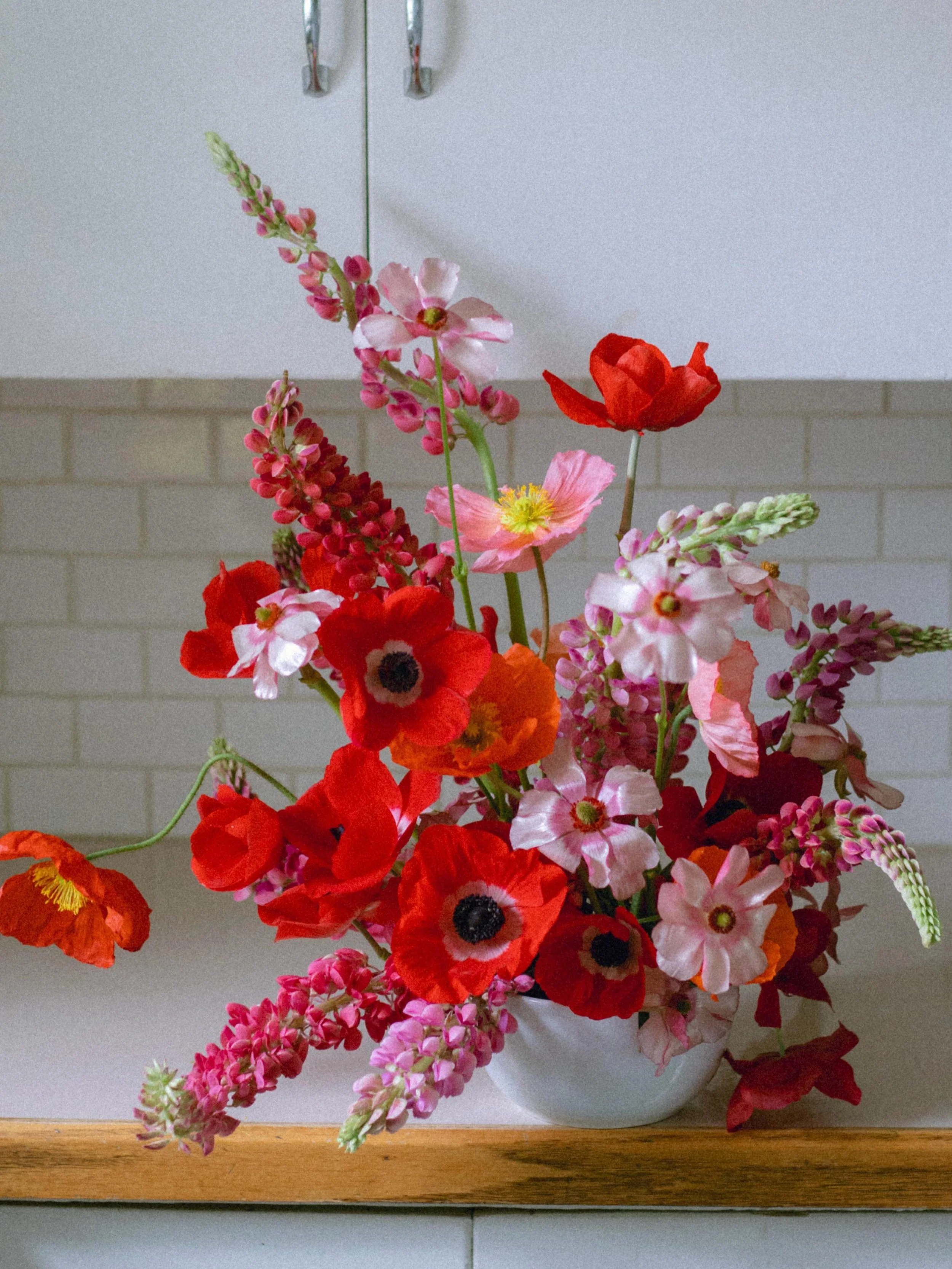 I don&rsquo;t know who has the mental energy to write (or read for that matter) witty captions, but look at these gorge flowers I gave my friend for her birthday 🥲 Red anemones grown by yours truly and the rest grown by the lovely folks at @fieldfiv