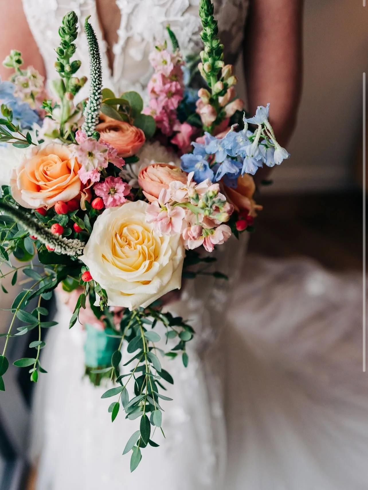 June weddings are so magical! ⭐️💐
6&bull;26&bull;26

Beautiful images of this past weekend wedding florals. 
💍: @lisgurl 
📸: @melfanphoto 
🏘️: @burrmansion 

#burrmansion #florist #weddingseason #fairfieldcounty