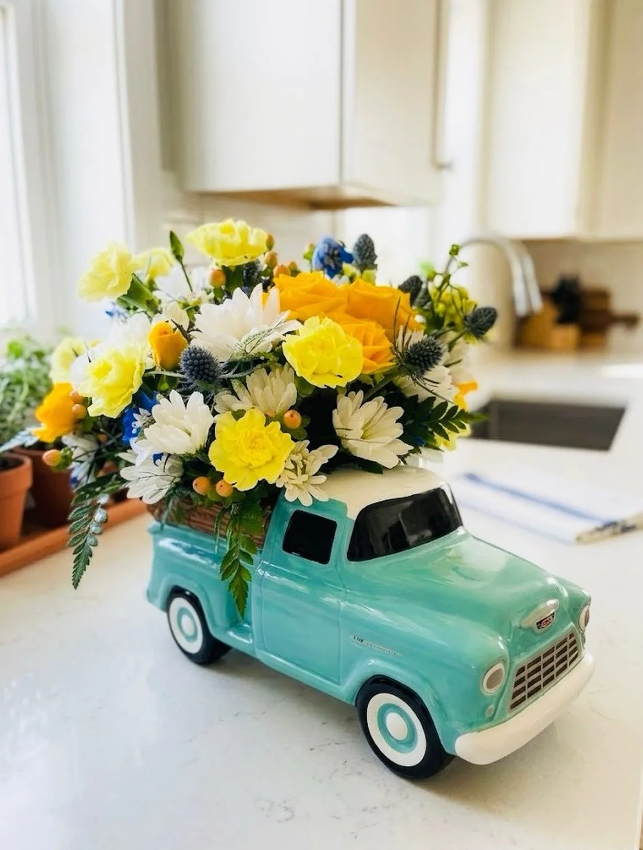 To the roots of our family. 🌱 
Celebrate the dad who helped you grow with a stunning custom bouquet this Father&rsquo;s Day, June 21st. ⭐️ 

#flowers #fathersdaygiftideas #june #fairfieldct