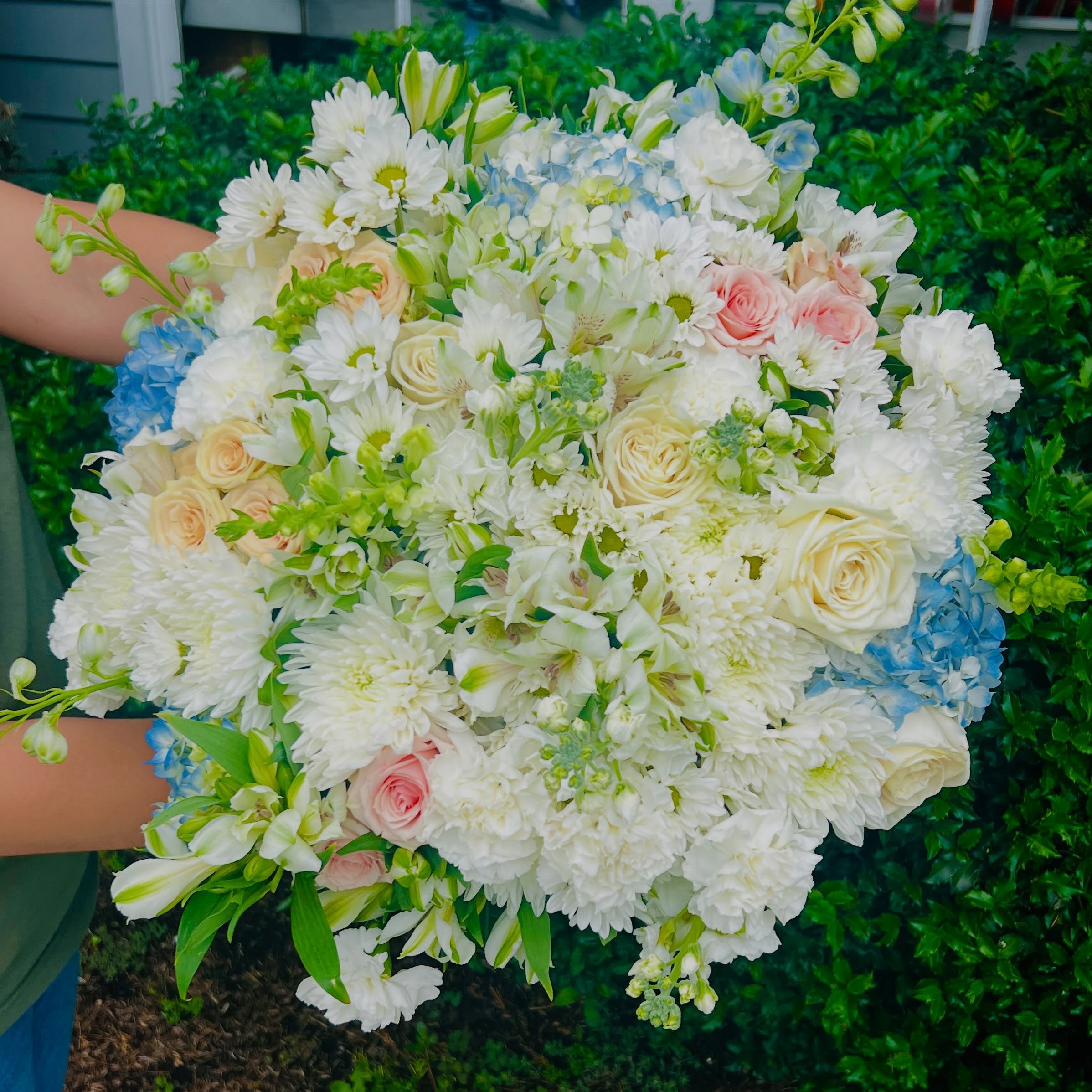75 stems for a 75th birthday! 
Many years of joy ☀️ the perfect gift for a milestone birthday ⭐️🌸