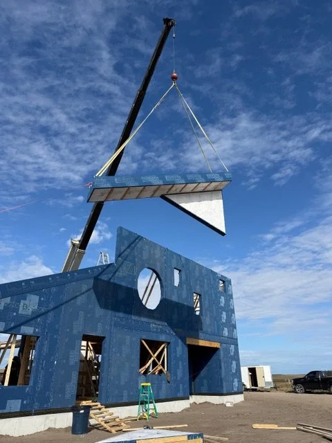 Wowza! South Dakota went up beautifully! Thank you to our amazing client @emprint and pro-installer Eric Moody (Fort Collins) for sending photos from the site. These are shots from day 3, with roof panels going on! We love this project and are especi