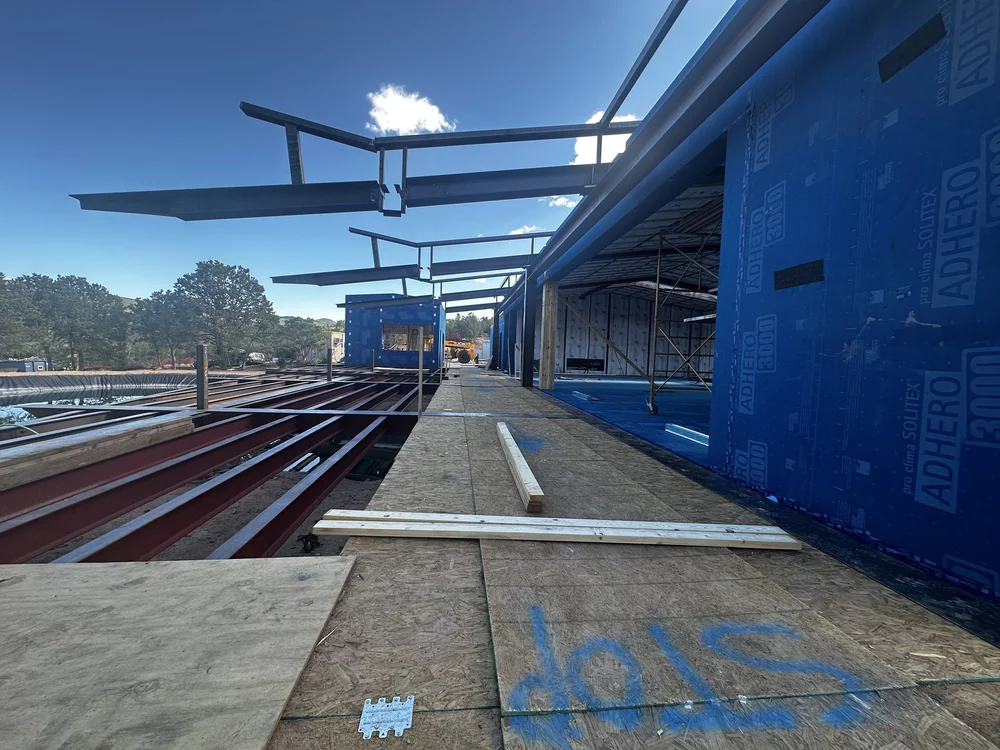 SteelStructure_Connecting_Lecurehall_Cateringkitchen_CoveredDeck.jpeg