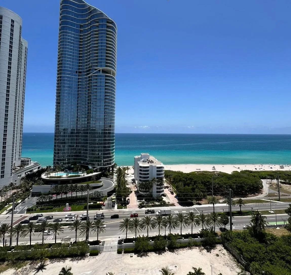 Nothing compares to turquoise waters and sunshine. 🌊 Come join us for a day you&rsquo;ll never forget!

#bluewaterboatrental #hauloversandbar #hauloverbeach #hauloverinlet #sunnyisles #sunnyislesbeach #balharbour #hollywoodbeach #hallandalebeach #mi