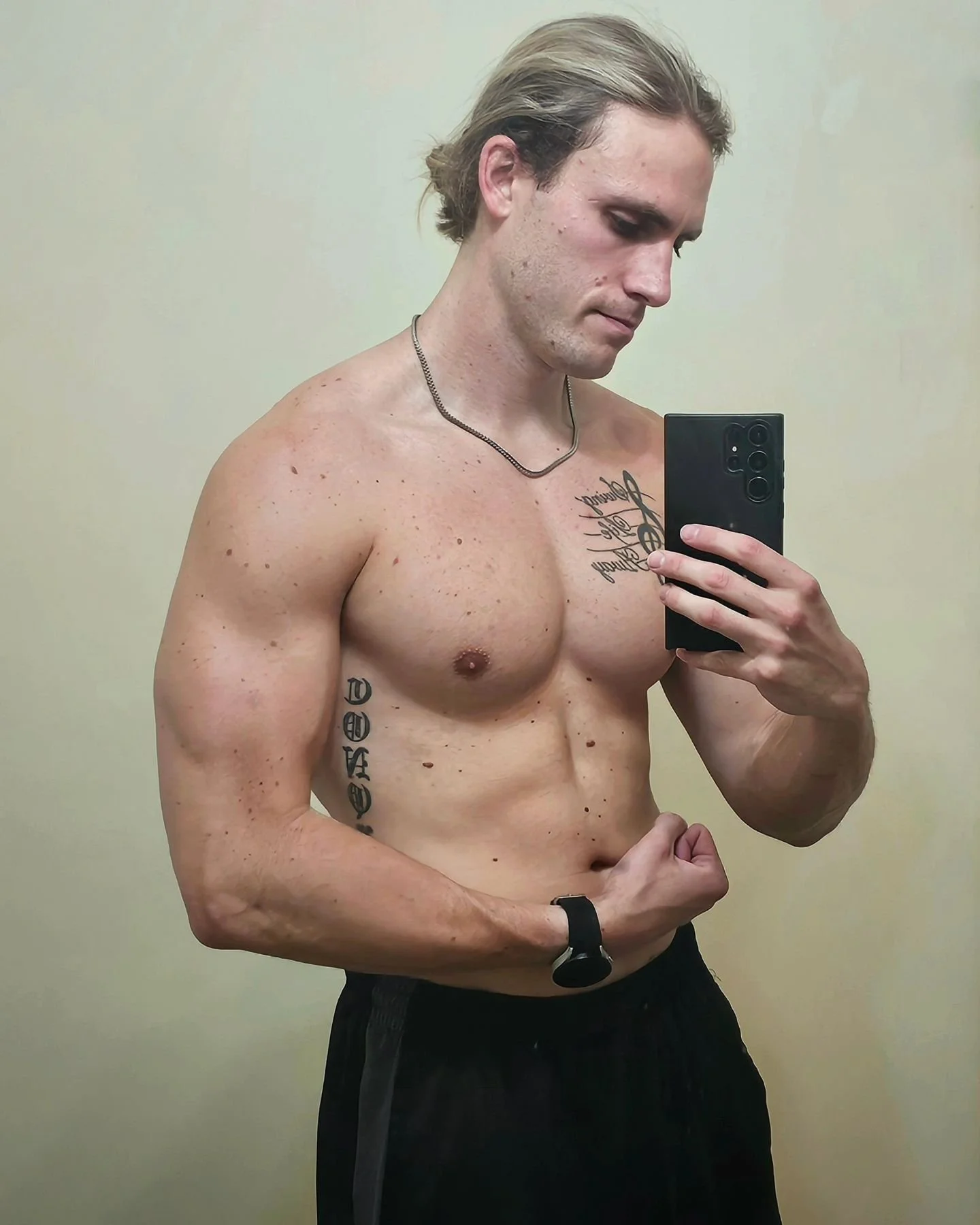 Chest and Triceps pump 💪🏋️ 

Found my calorie sweet spot until fall/winter. I can eat about 3500 calories per day and I'll pretty much maintain leanness with this current workout plan: 

- 10,000 steps, 6 days per week
- 4 days weightlifting
- 1 da
