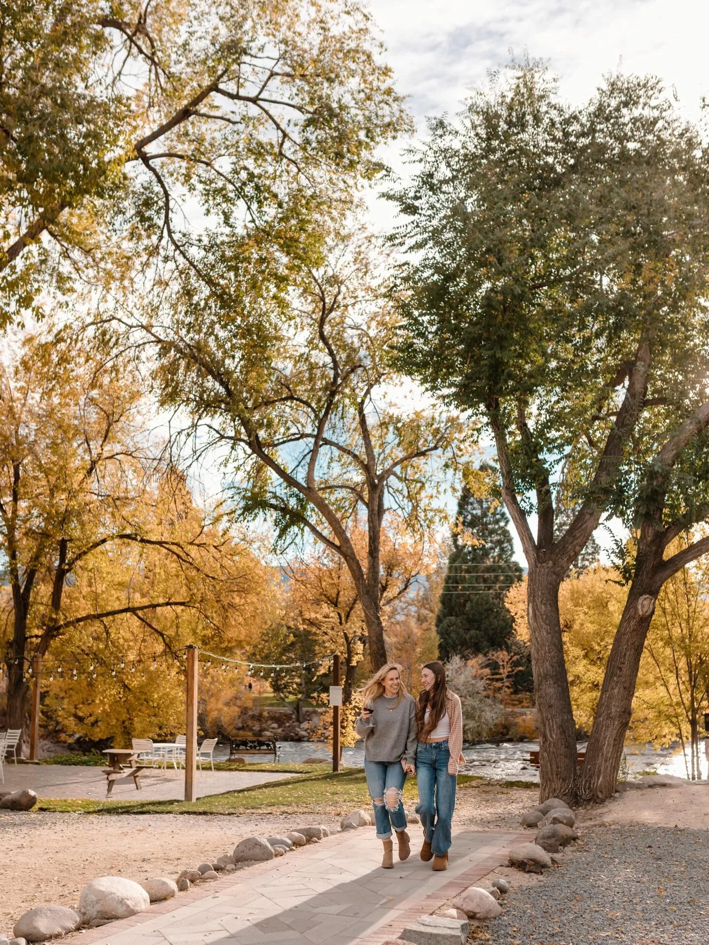 A stay with a view. ☀️
Enjoy a walk near the Truckee River just steps from River West Resort.