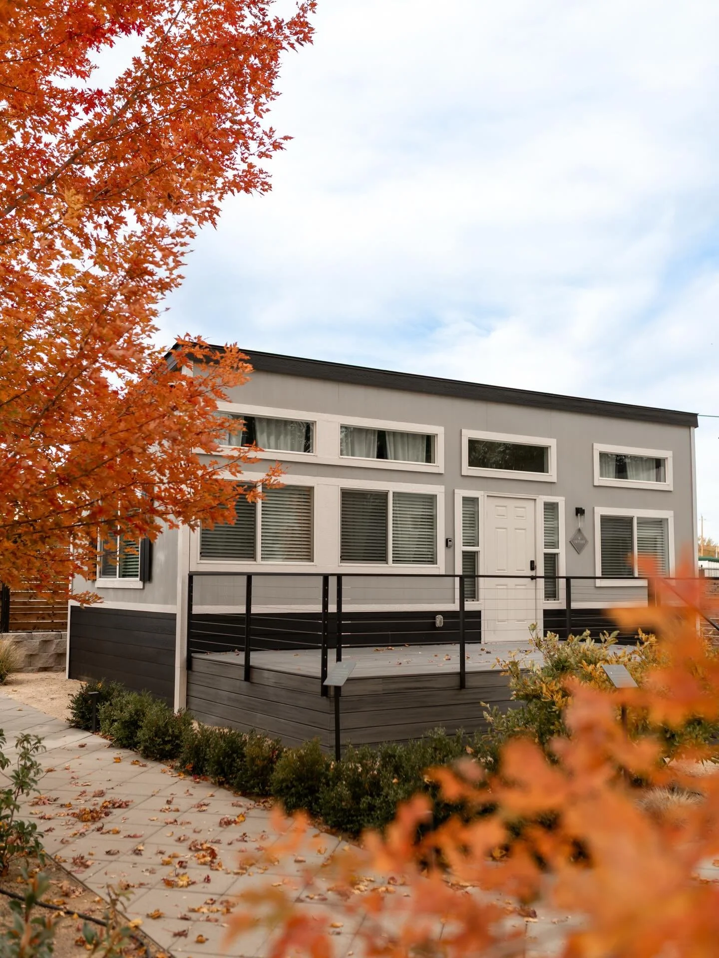 The Sapphire Cottage 💙

A tranquil 1-bedroom Tiny Home on the historic Elm Estate grounds. Featuring an open floor plan, king bed, and cozy living area. Complete with fire pits just steps from your door, it&rsquo;s the perfect getaway for two.