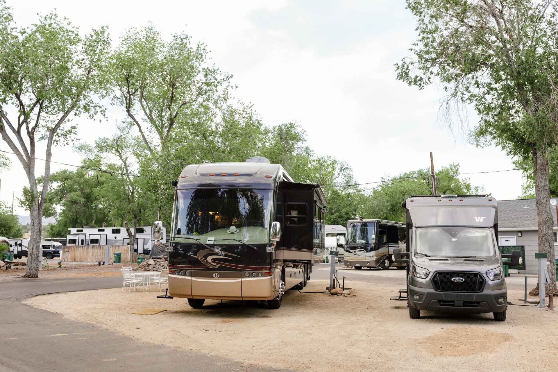 multiple-RVs-parked-at-River-West-Resort.jpg