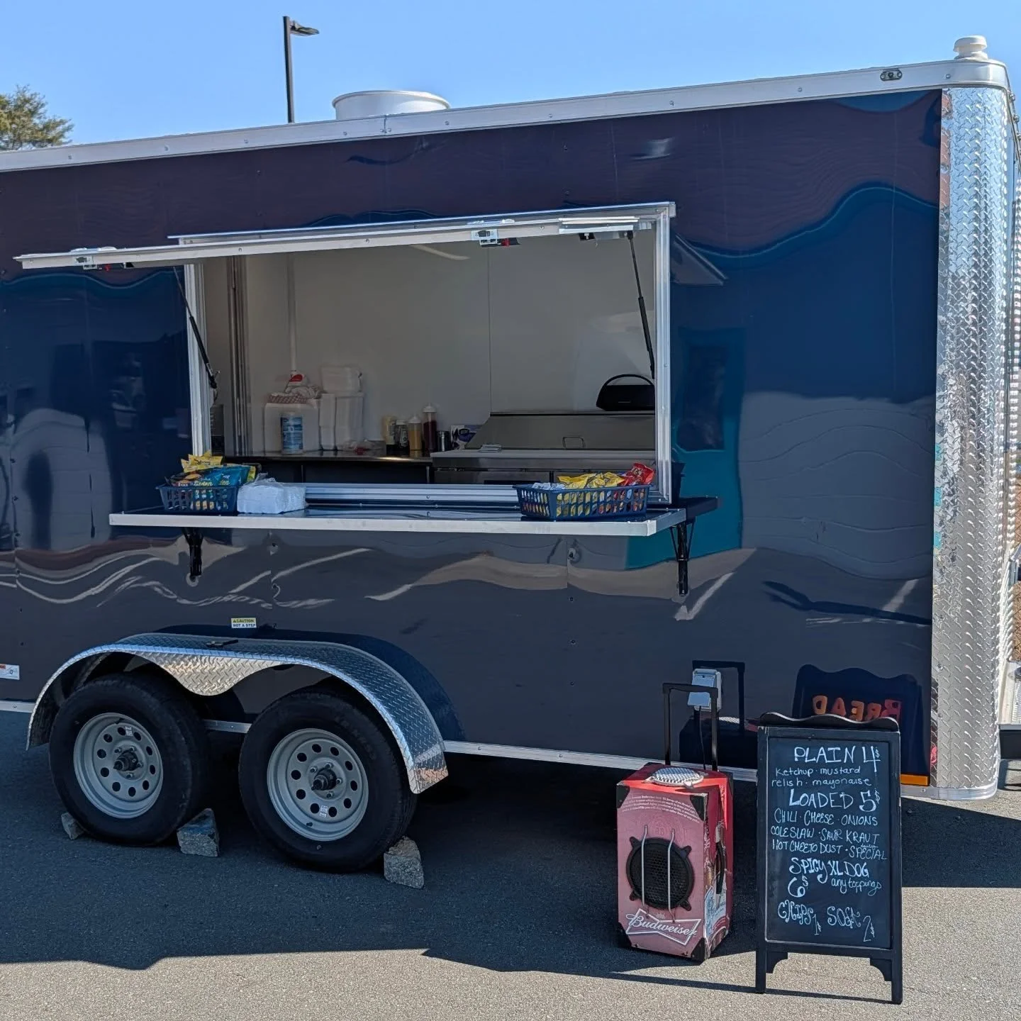 We're celebrating this beautiful weather with some delicious hot dogs. So come get a drink and get you a weiner! 😜