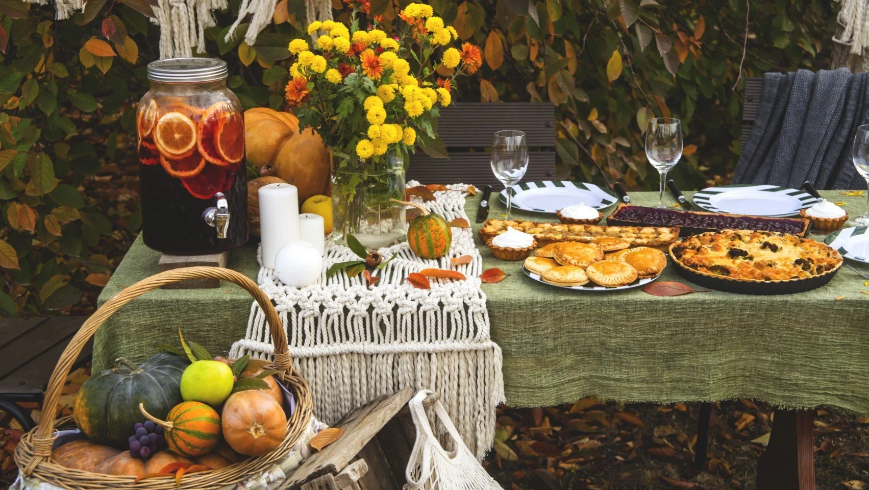 ENJOY AN OUTDOOR THANKSGIVING DINNER