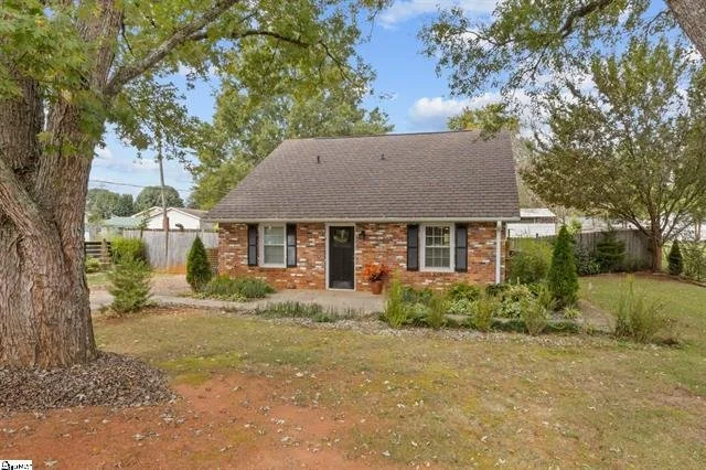 A week worth celebrating ✨Two closings just in time for the holidays &mdash; and both thanks to amazing referral partners. Truly the best gift of all this season 🎁🏡
If you or someone you know is making a move to the Upstate, I&rsquo;d love to help 