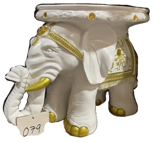 Elefante Trompa Arriba Blanco