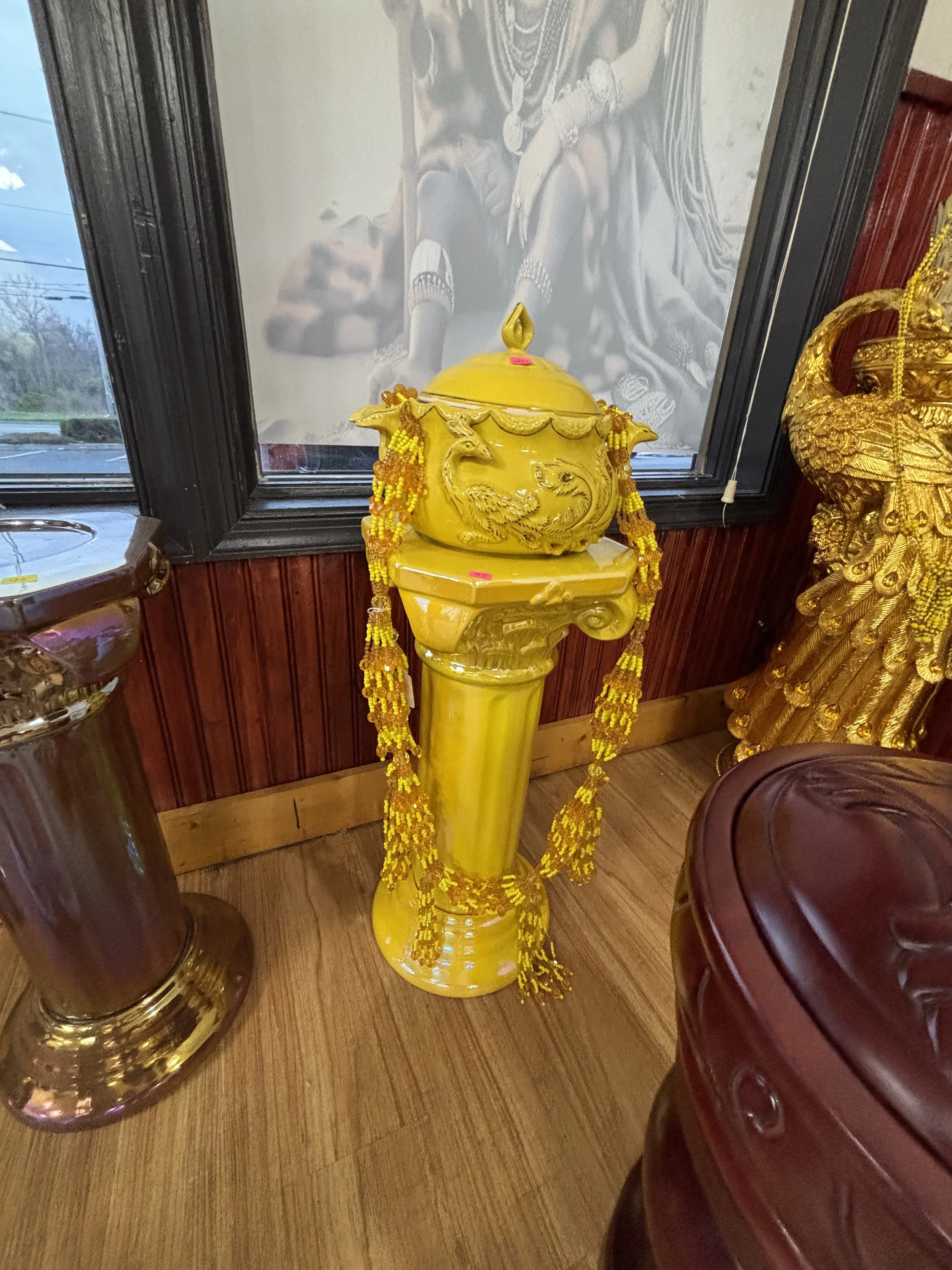 Sopera &  Pedestal  / Tureen & Pedestal