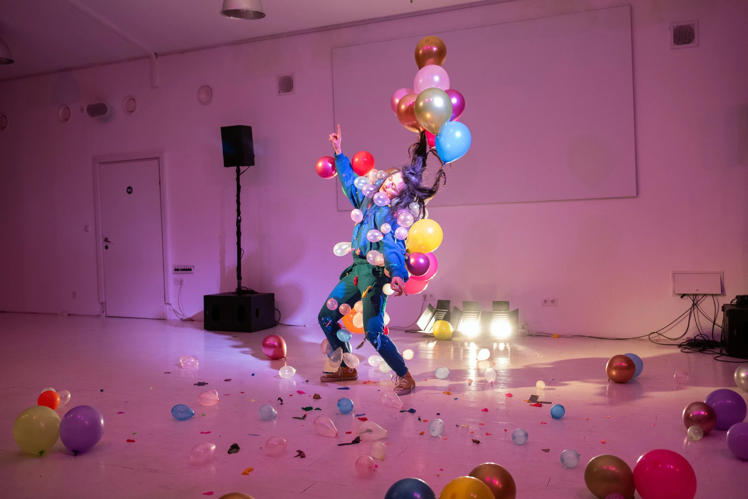 copyright: Barbara Mair / Miriam Strasser. Tänzerin mit Luftballons an ihrer Kleidung und Haaren befestigt. 