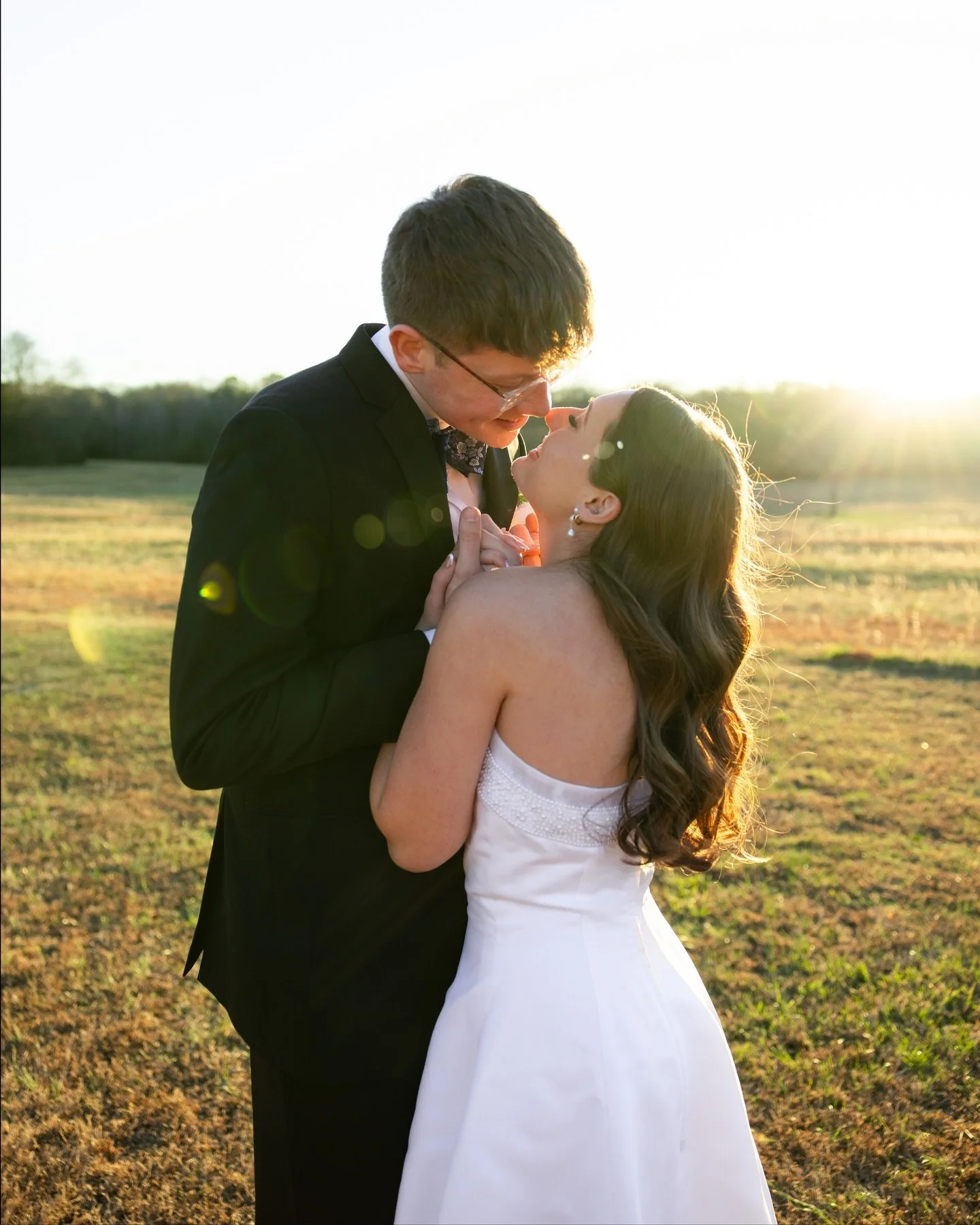 I am ALWAYS going to be an advocate for sneaking away during golden hour, especially if you did a first look. There is just something about the lighting as the sun goes down that is completely magical.

Venue: @thebarnatsittonhillfarm 

-

#GoldenHou