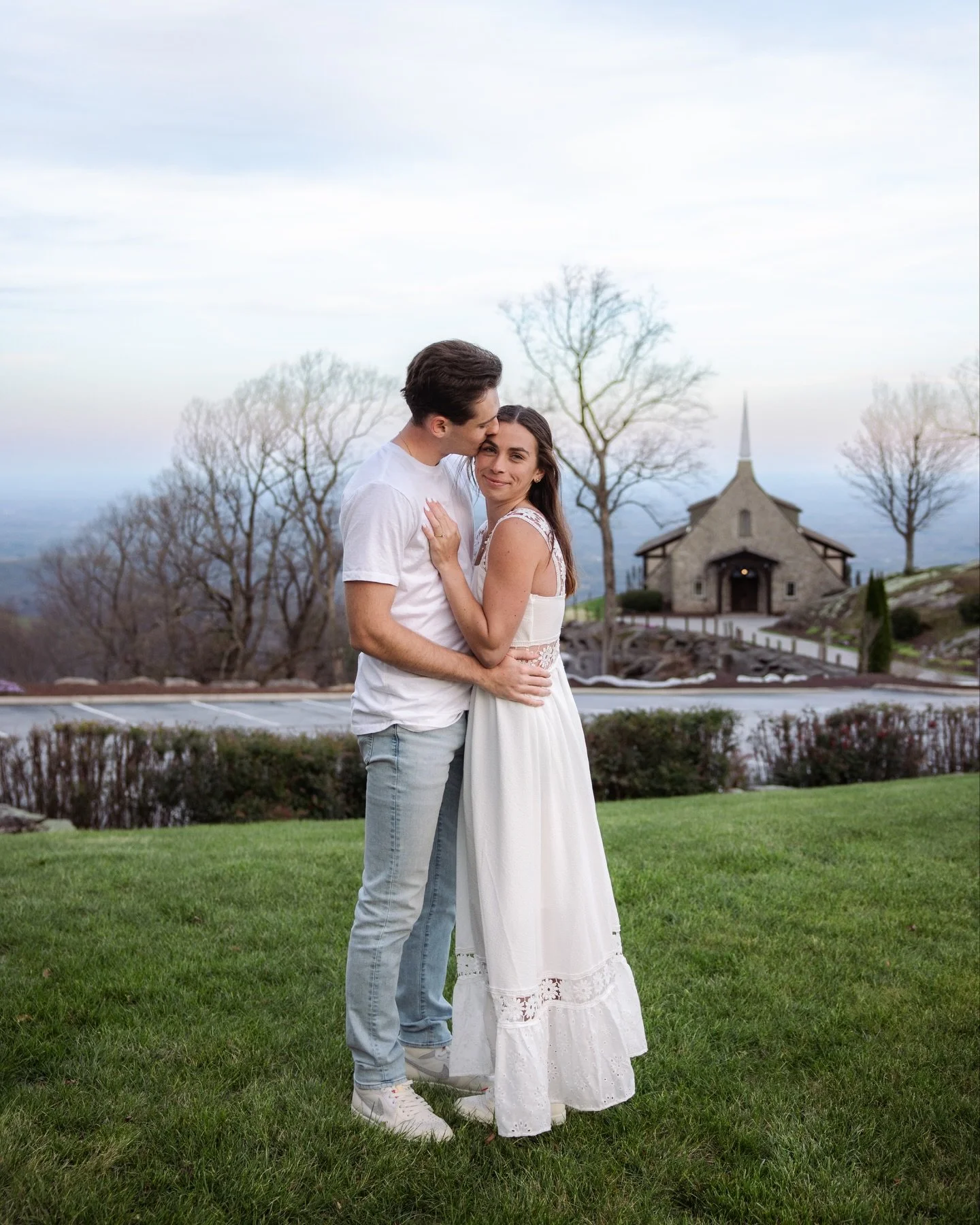 Please look through these &amp; tell me how I&rsquo;m supposed to pick a favorite!!

Ben + Riley&rsquo;s engagements at @cliffsliving was nothing short of literal perfection. Here&rsquo;s to mountain views &amp; their matching tennis shoes (didn&rsqu