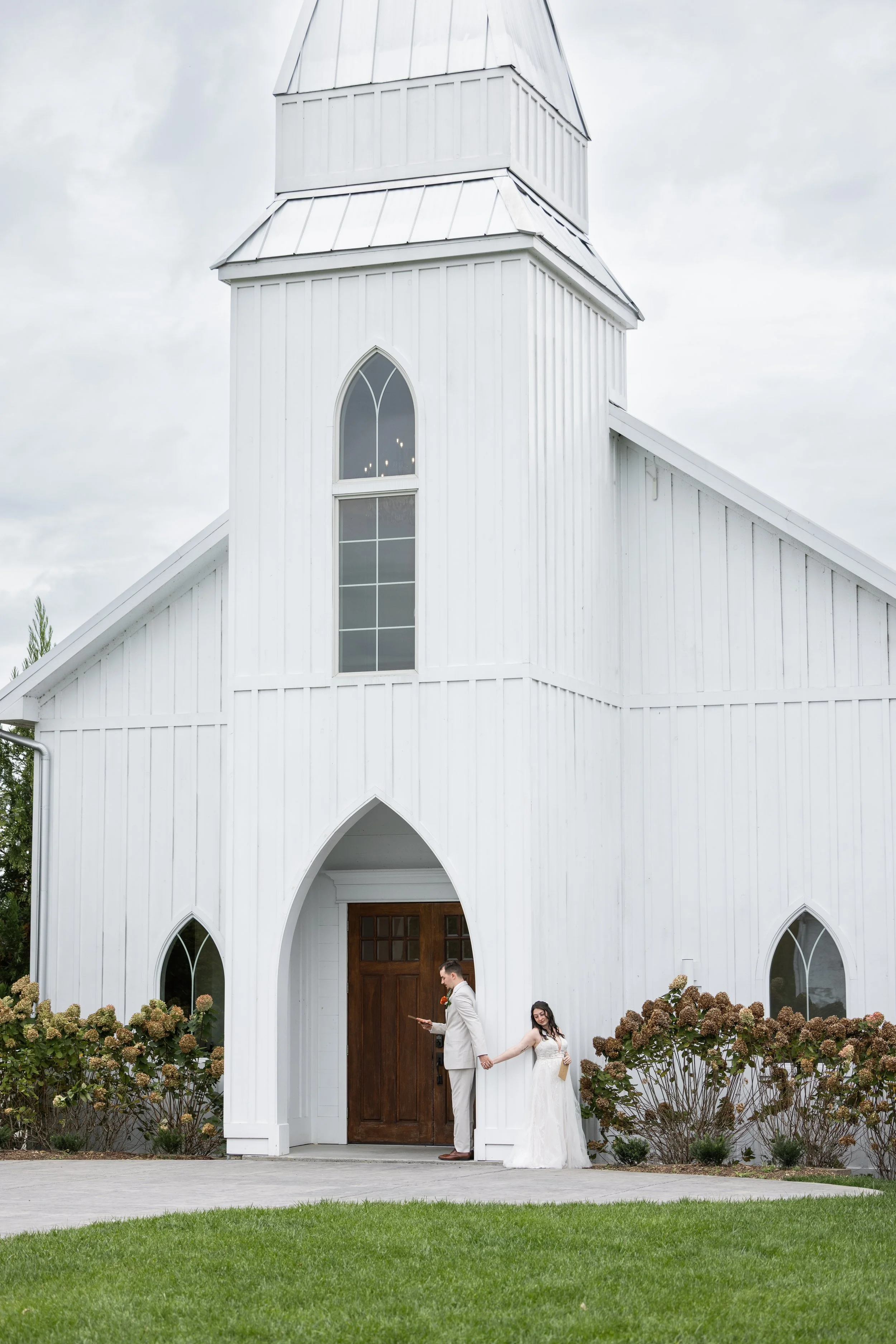 First touch wedding photos in Eastern Tennessee