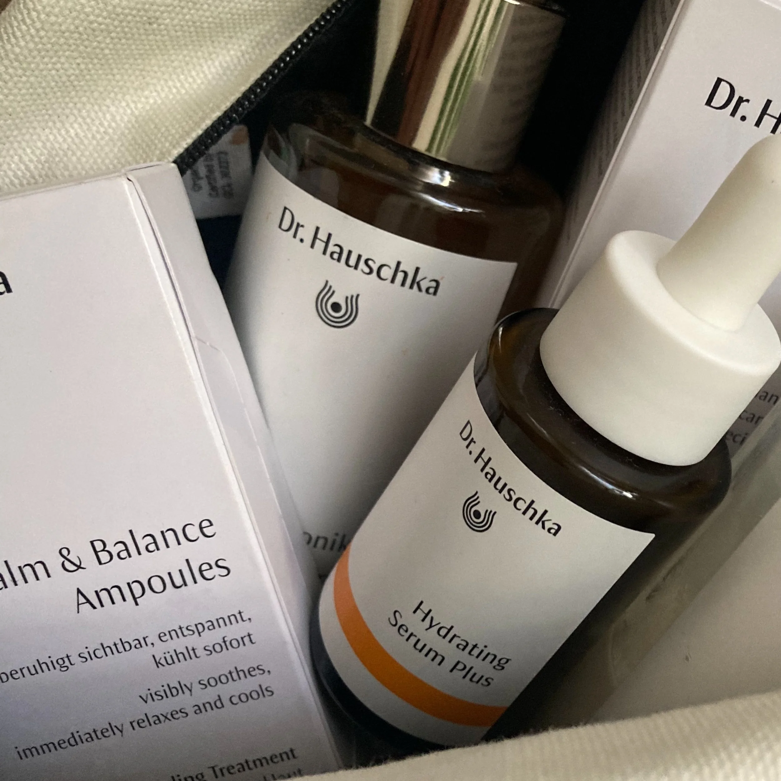 🌱🌿 Meine Ma&szlig;geschneiderten Skincare Routinen sind hoch im Kurs und genau diese Beratung kannst du dank Dr.Hauschka nun eine ganze Woche lang kostenlos in Anspruch nehmen.

Wer meine Gesichtsbehandlungen bereits kennt, wei&szlig;, dass ich imm