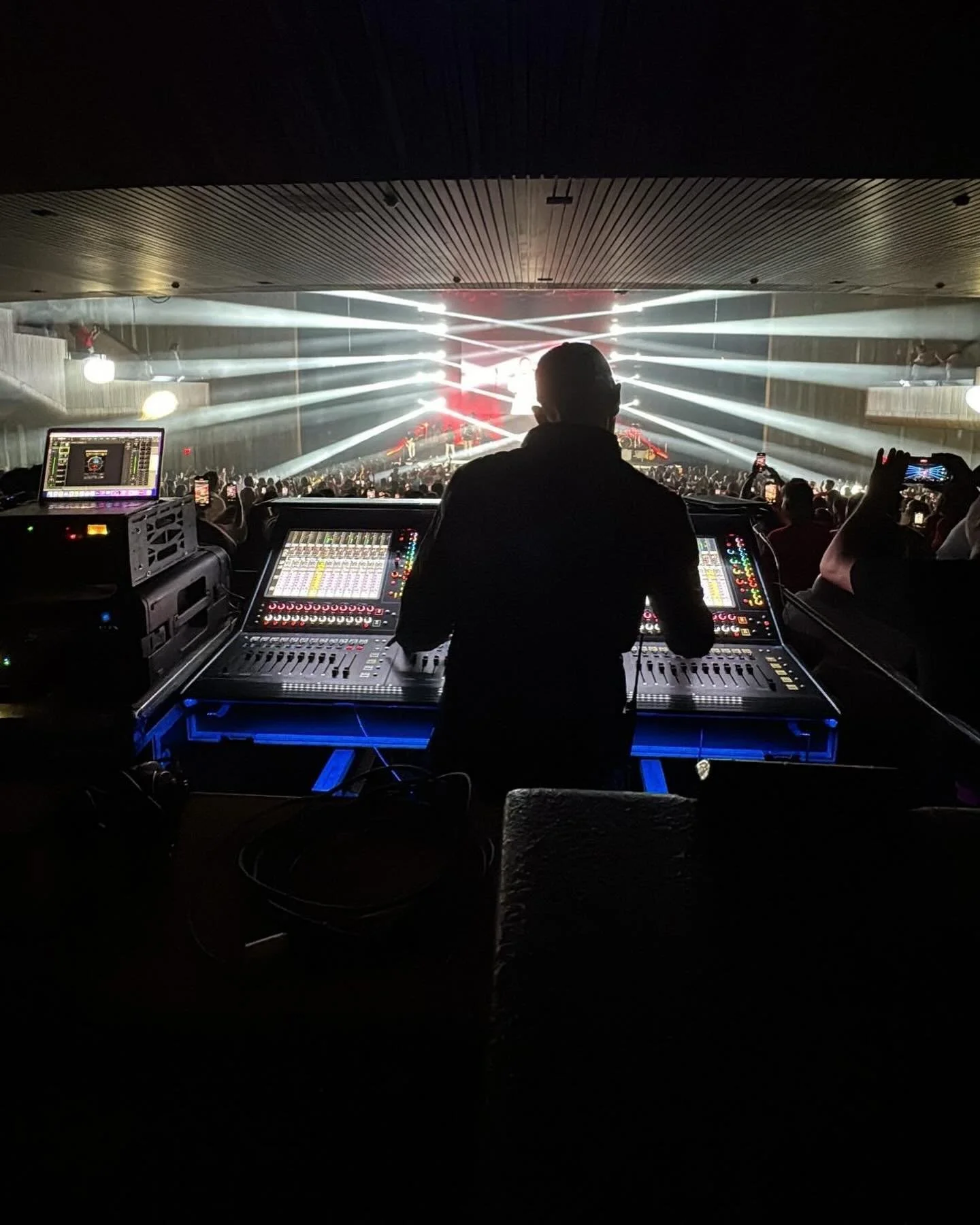 System Teching at Capital One Hall for Silvestre Dangond.

Incredible mix on @digico.official Quantum 338 with Capital One Hall's @dbaudiotechnik_gmbh V-Series PA.