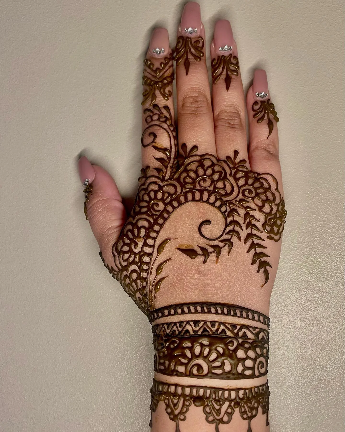 Swipe ➡️ for day 1 stain results! Mehndi stains are usually at their best and darkest stains on days 2-4
&bull;
Mehndi on @madihamali 💖
