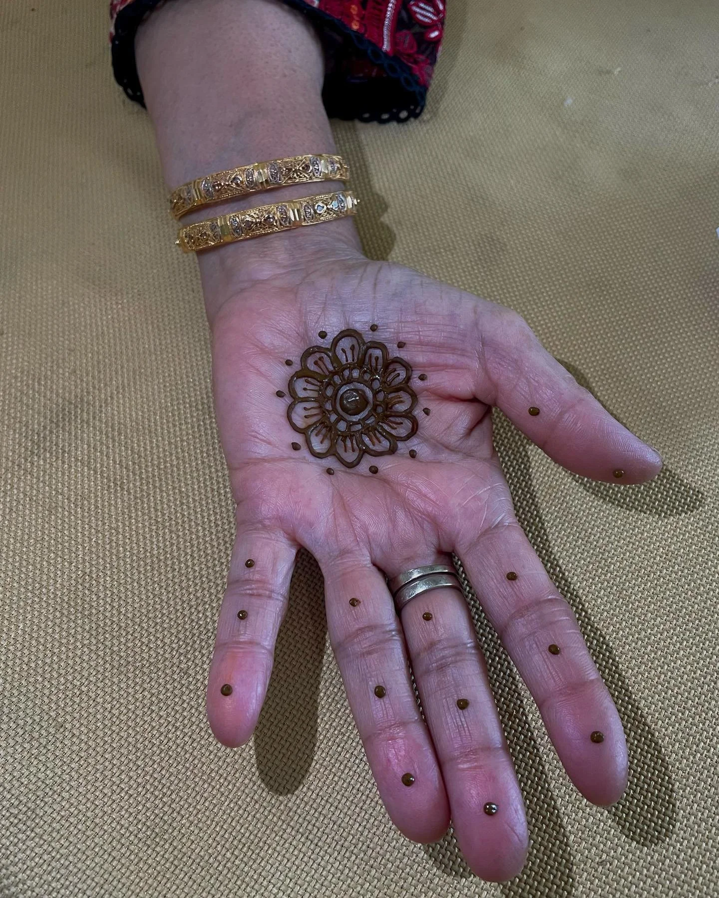 Eid Mubarak 🐑🌙🤍 
&bull;
My Amma hasn&rsquo;t gotten her mehndi done in years, it was such an honor being able to do this on her today 🥺 People often look down upon elders for having henna. Amma has never been afraid to do things that aren&rsquo;t