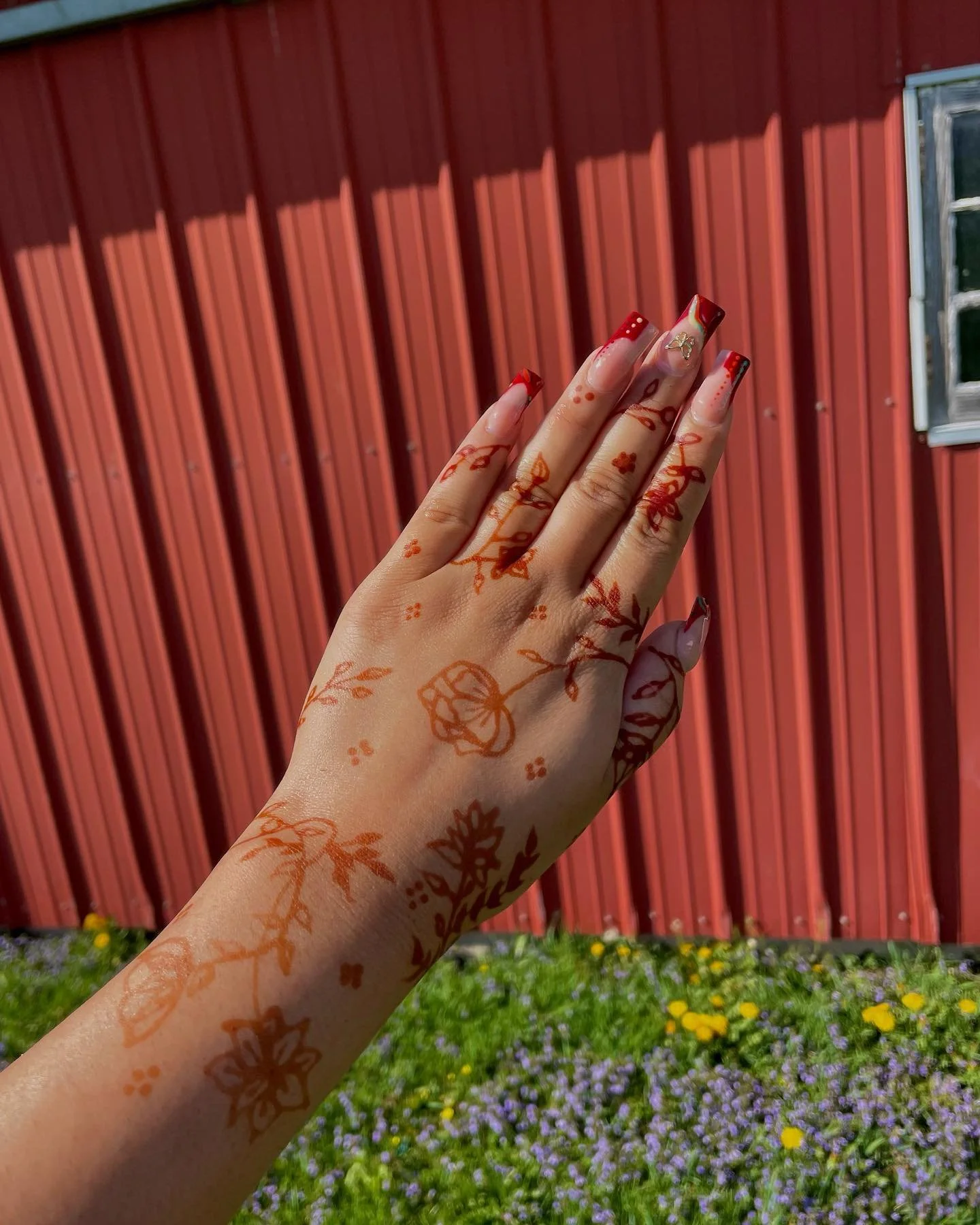 My birthday mehndi from April! Had a lot of fun creating this floral design &amp; it was perfect for my lil farm getaway 🌹🪻🌷🌻💛