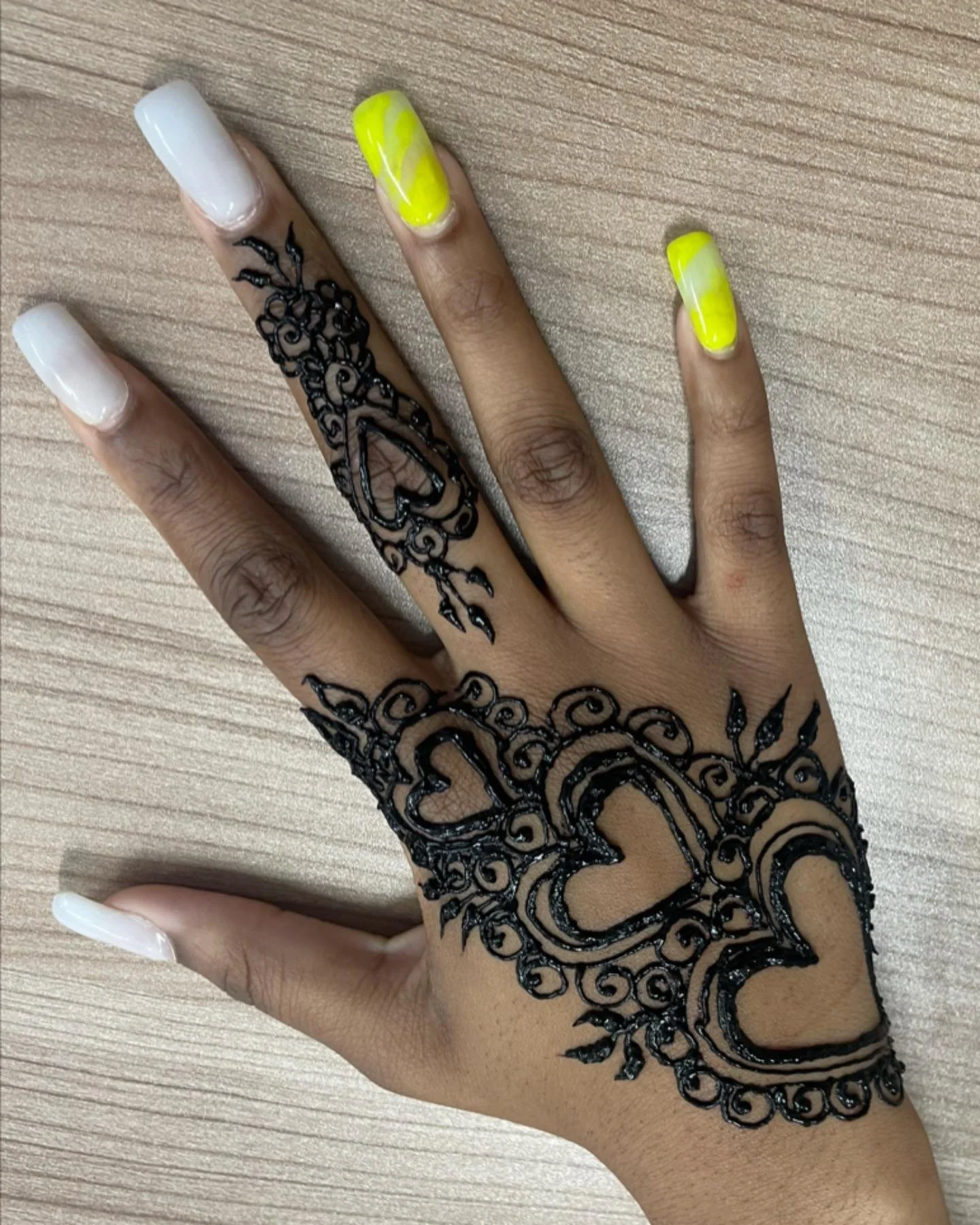 🚨 JAGUA 🚨 

Jagua ink is a natural black/bluish dye (vs traditional brown henna)  that is extracted from the juices of the Genipa Americana fruit. This tropical fruit has long been used by indigenous tribes for its dye as well as for its nutritiona