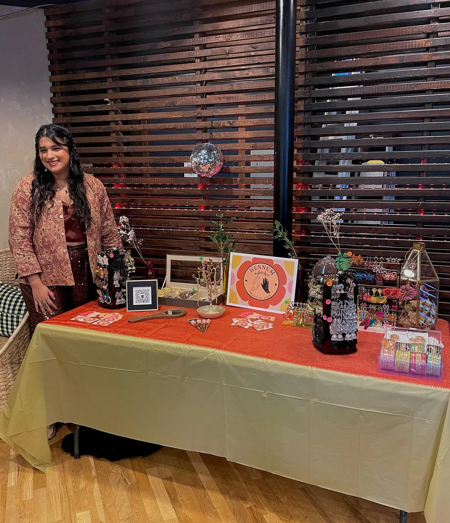 Thanks so much @350studios for having me at my first vending event! ✨ Great vibes, great people, incredible music, and a wonderful time. Definitely looking forward to doing this again in the future❤️ 
&bull;
#mehndi #henna #newark #northjersey #artis