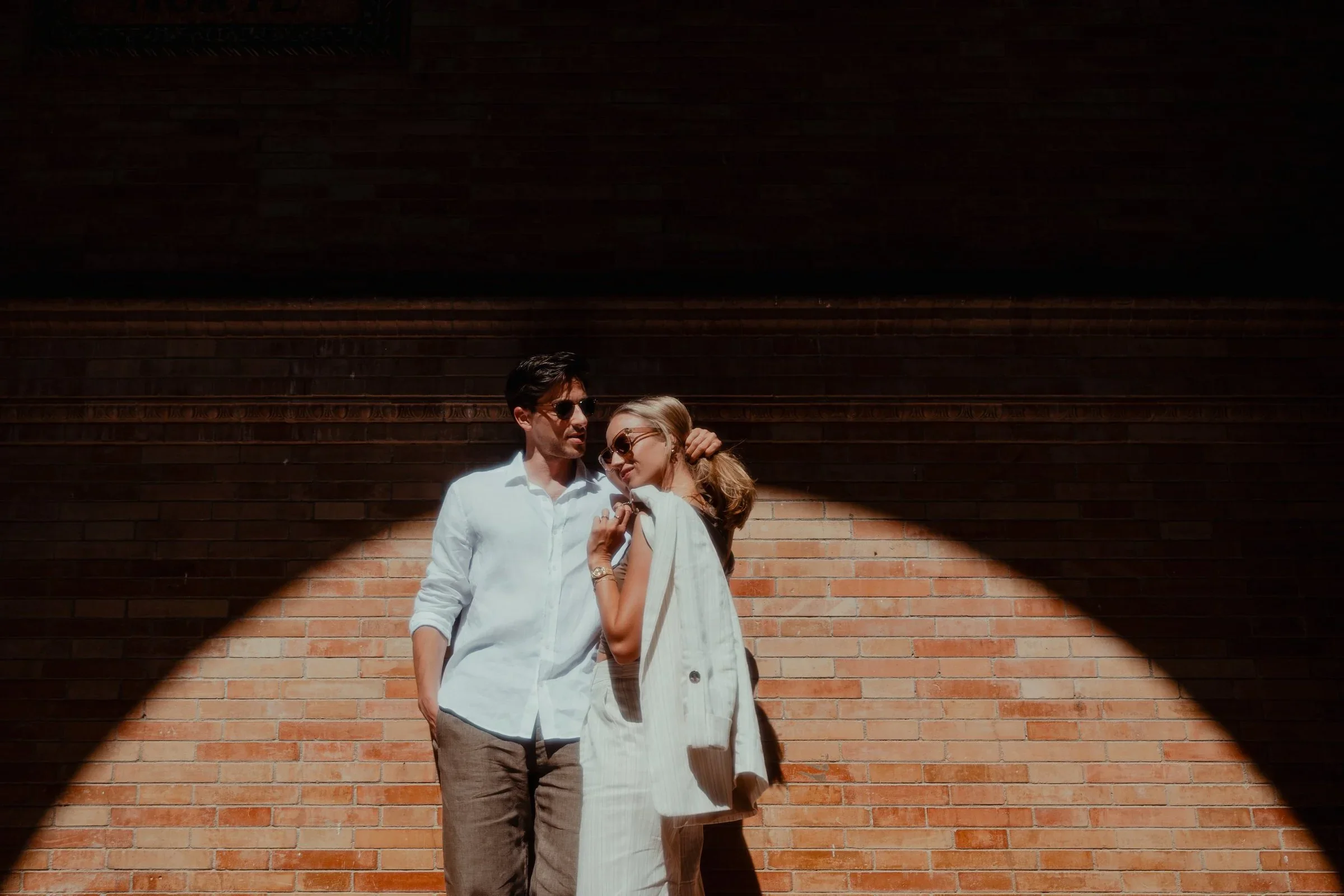 seance-engagement-seville-espagne-mur-briques-lumiere-editorial-destination-wedding-elopement-intimate-wedding-micro-wedding-small-intimate-wedding-photographe-mariage-video-mariage-the-wild-strawberry.webp