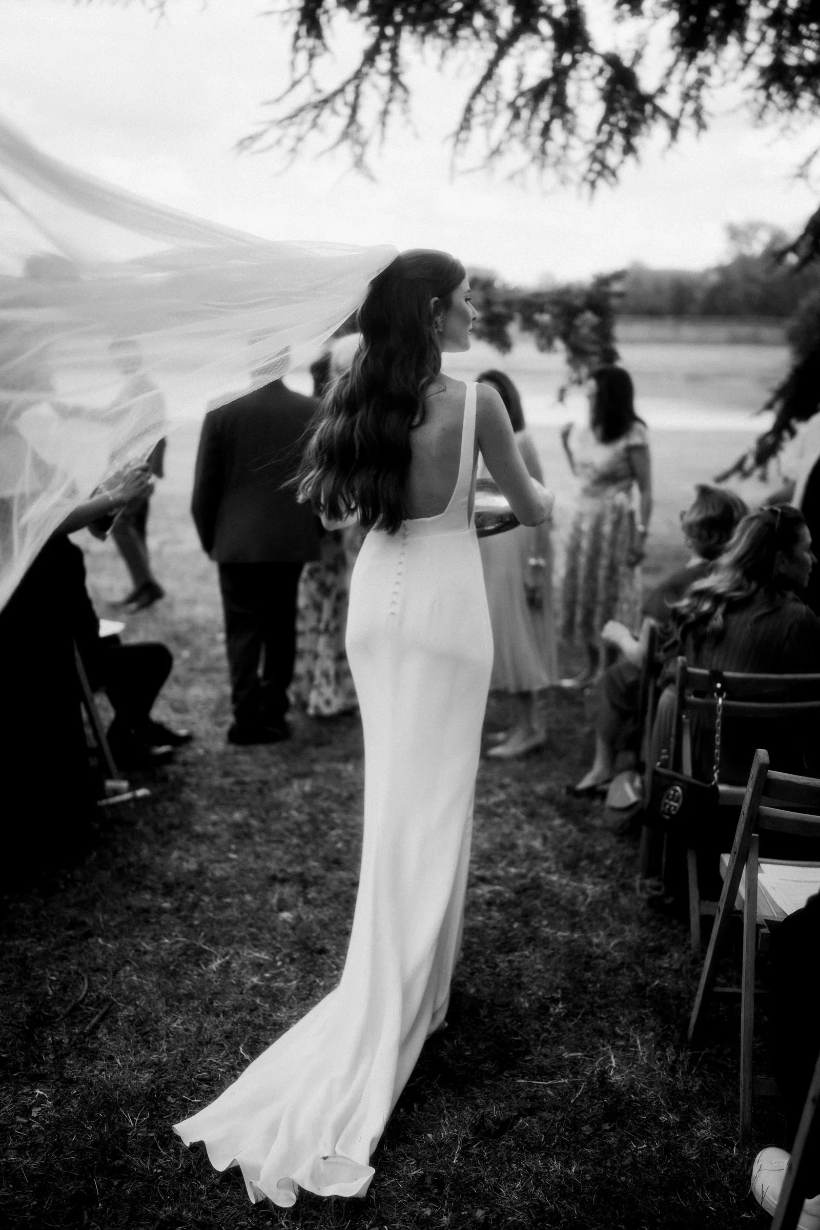 ceremonie-mariage-exterieur-invites-reportage-photographe-mariage-film-mariage-the-wild-strawberry.webp