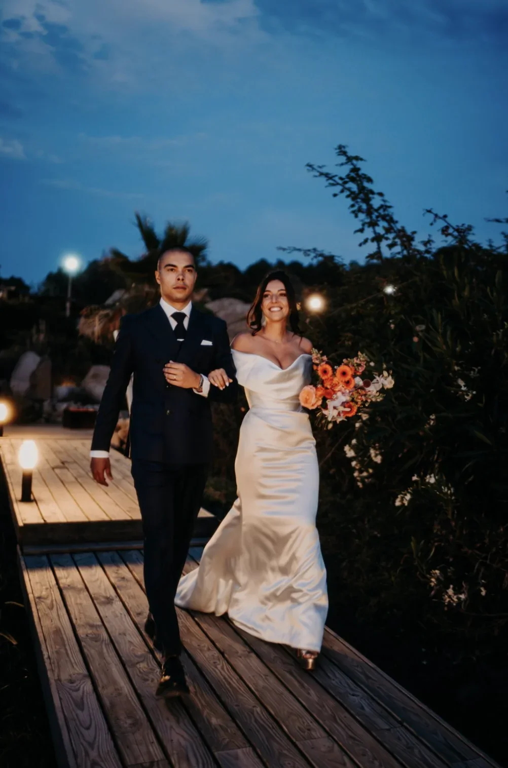 reportage-mariage-maries-terrasse-blue-hour-bouquet-orange-destination-photographe-mariage-film-mariage-the-wild-strawberry.webp