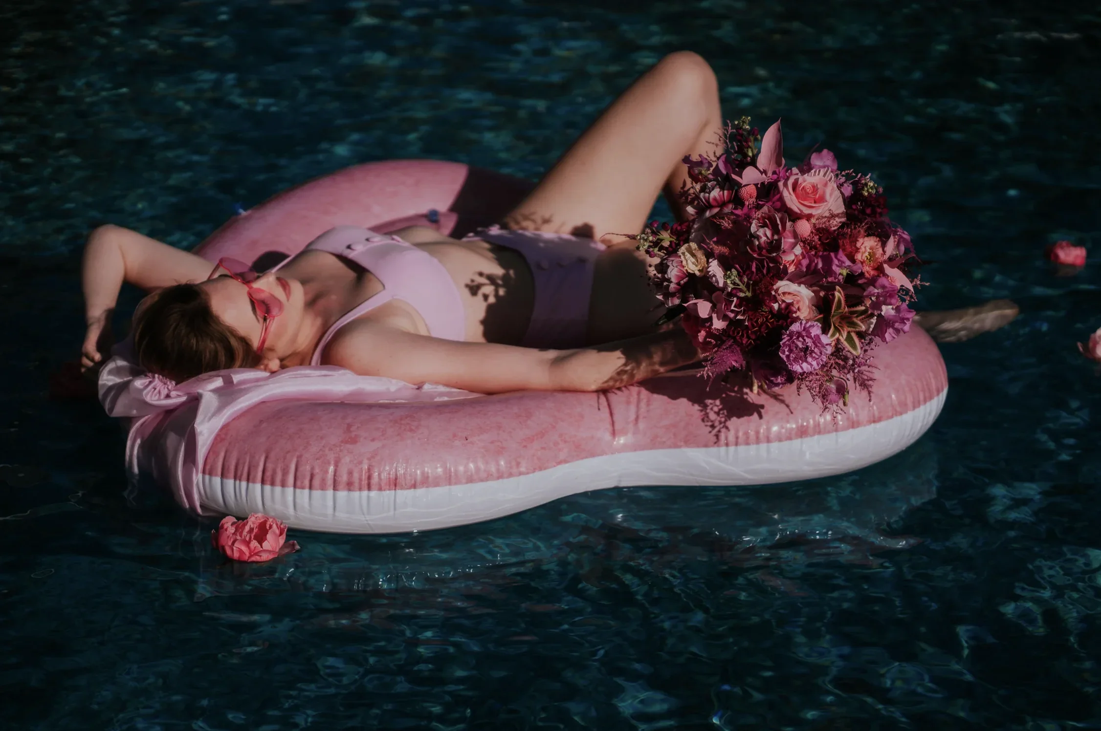 portrait-mariee-piscine-bouquet-colore-fun-pool-party-wedding-photographe-mariage-video-mariage-the-wild-strawberry.webp