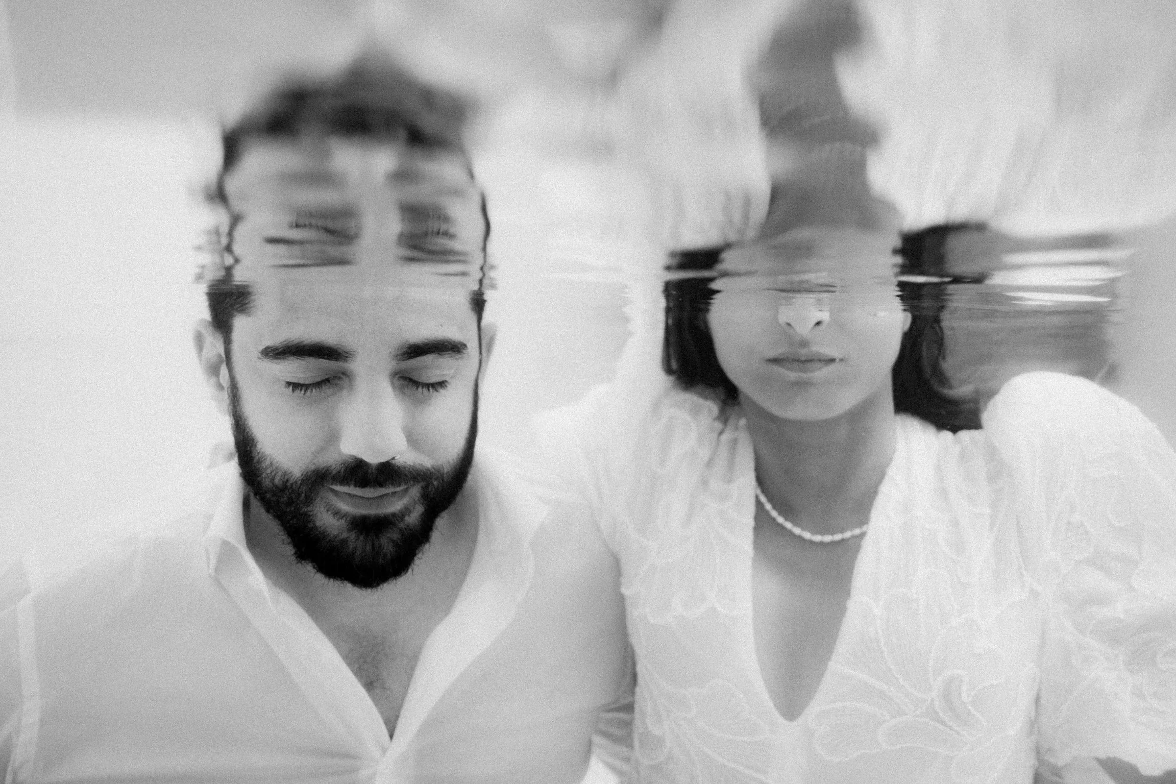 portrait-couple-sous-eau-double-exposition-cinematic-photographe-mariage-video-mariage-the-wild-strawberry.webp