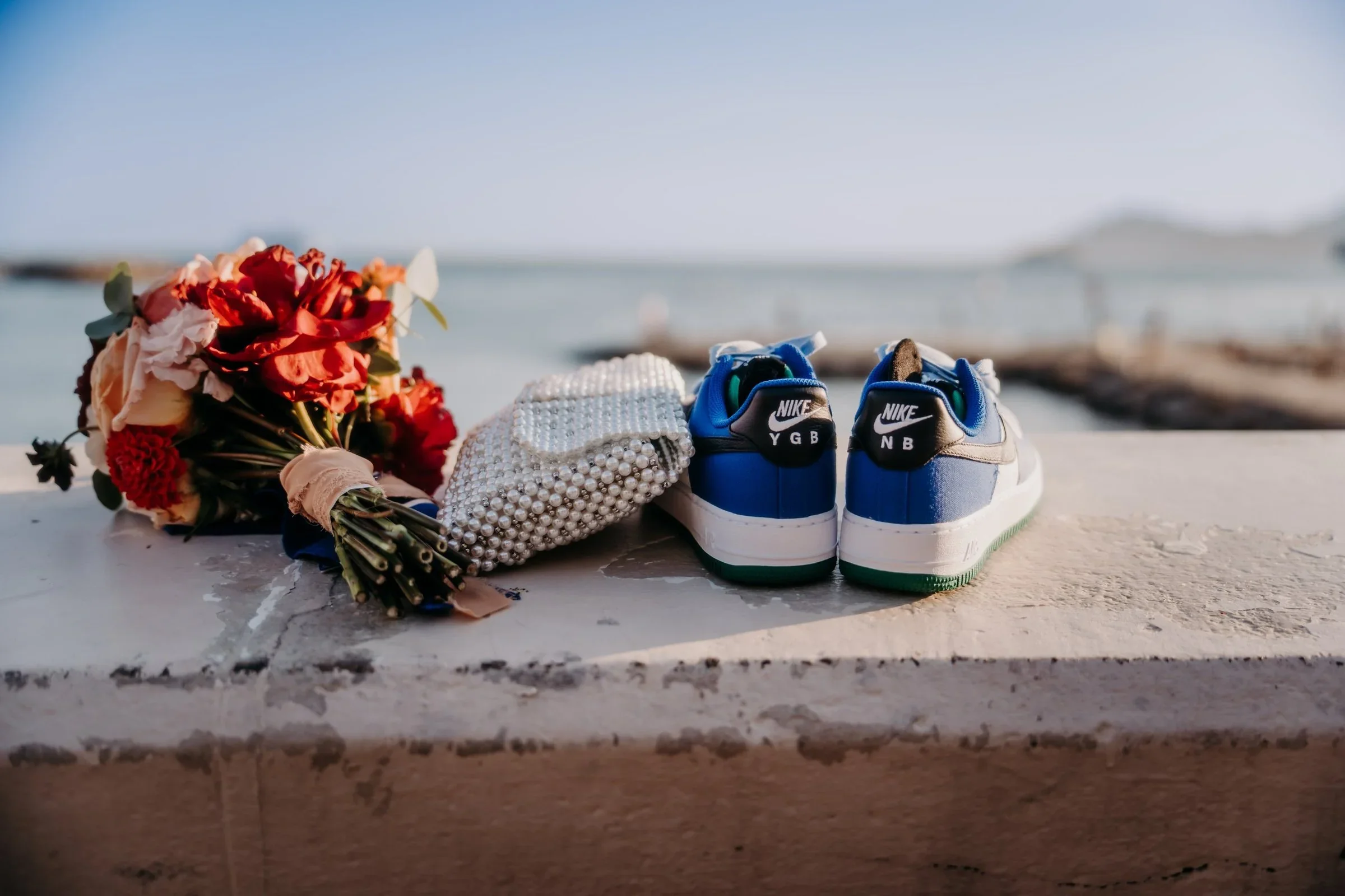 details-mariage-cannes-bord-mer-bouquet-sneakers-nike-destination-wedding-photographe-mariage-film-mariage-the-wild-strawberry.webp