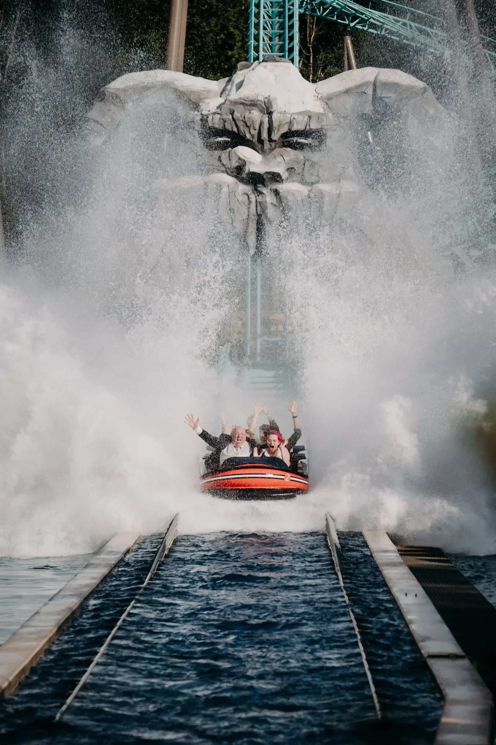 mariage-parc-attraction-fete-foraine-nigloland-maries-toboggan-eau-mariage-disney-destination-wedding-photogra.webp