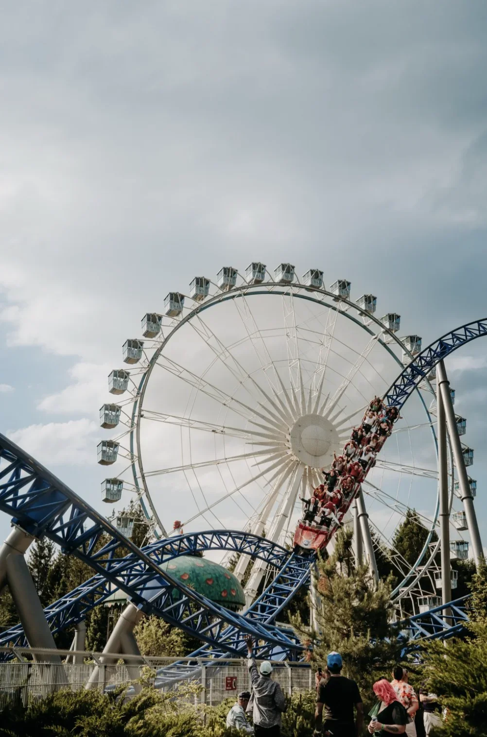 mariage-parc-attraction-fete-foraine-nigloland-grande-roue-fun-insolite-mariage-disney-destination-wedding-photographe-mariage-film-mariage-the-wild-strawberry.webp