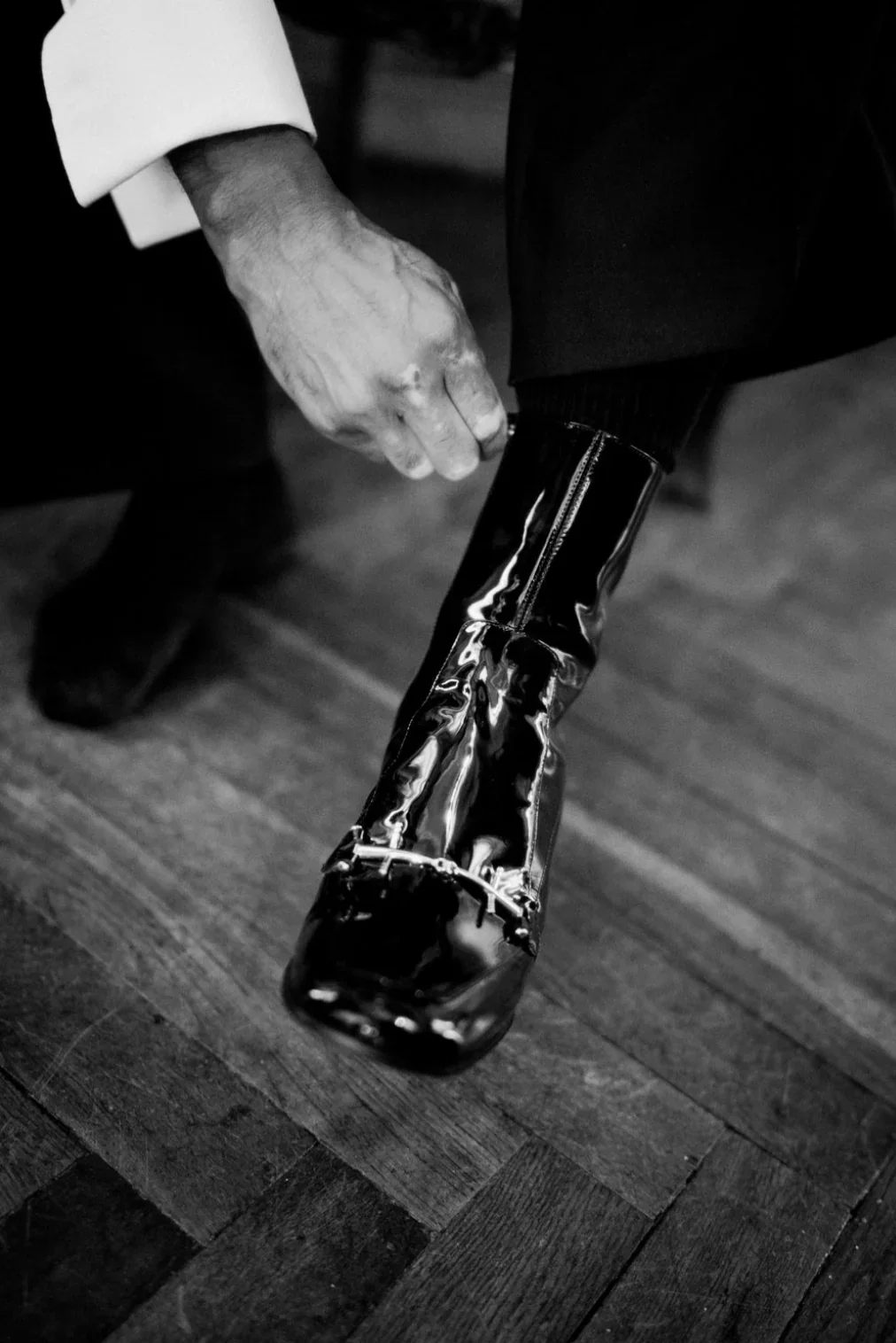 getting-ready-groom-chaussures-cuir-vernis-preparatifs-mariage-photographe-mariage-video-mariage-the-wild-strawberry.webp