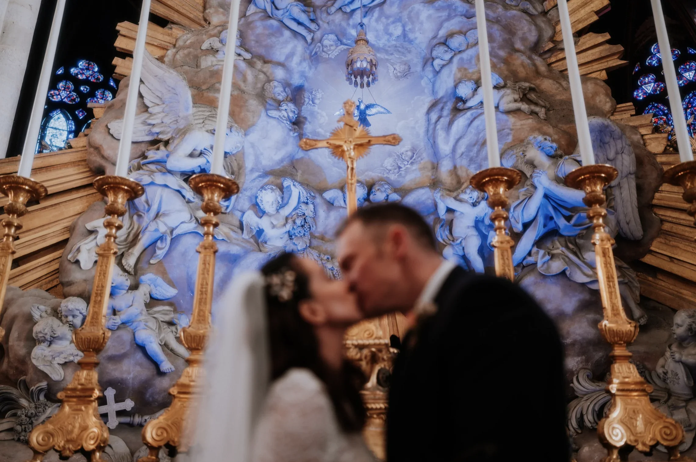 baiser-maries-ceremonie-religieuse-eglise-baroque-autel-anges-photographe-mariage-film-mariage-the-wild-strawberry.webp