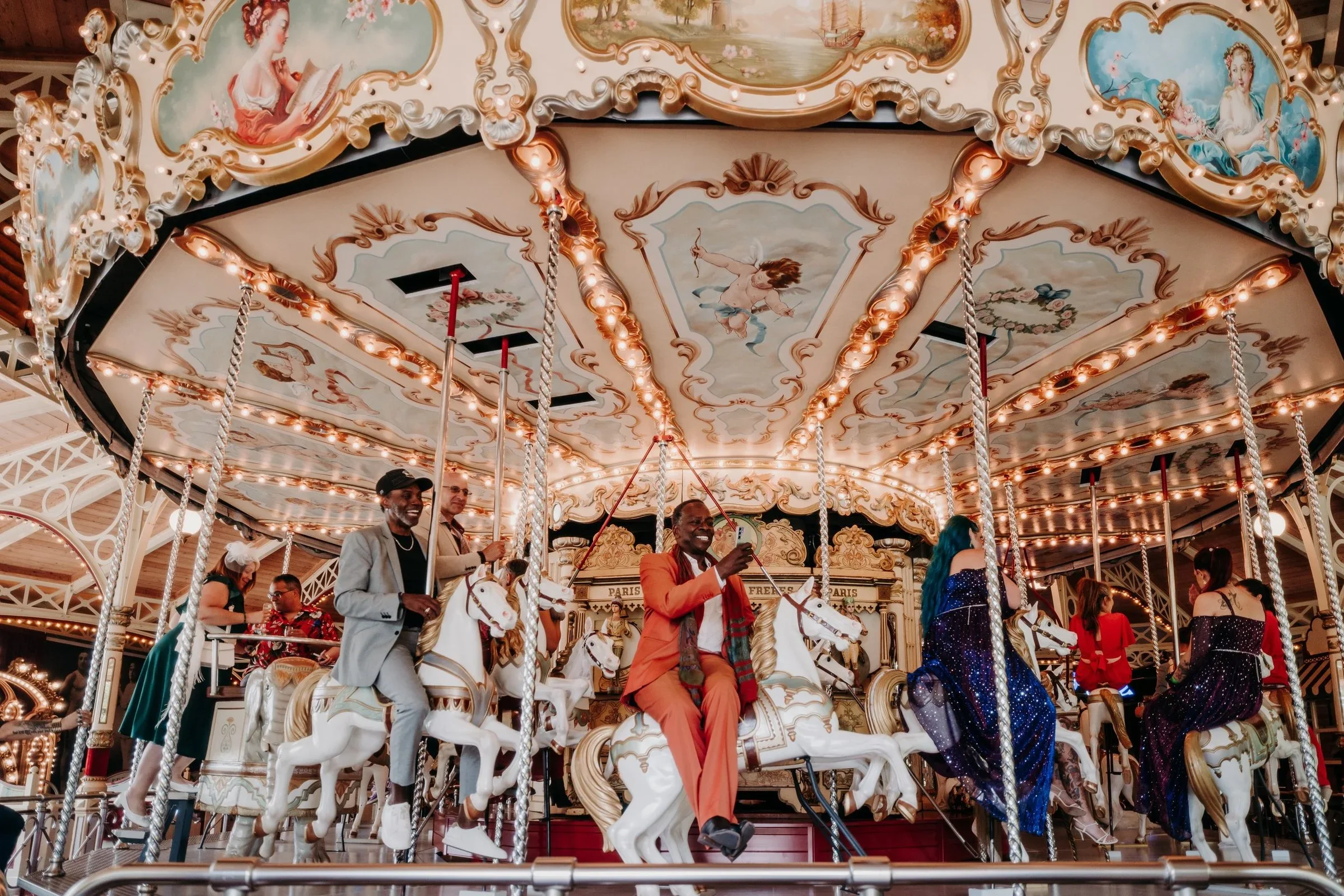 mariage-parc-attraction-fete-foraine-nigloland-manege-carrousel-mariage-disney-destination-wedding-photographe-mariage-video-mariage-the-wild-strawberry.webp