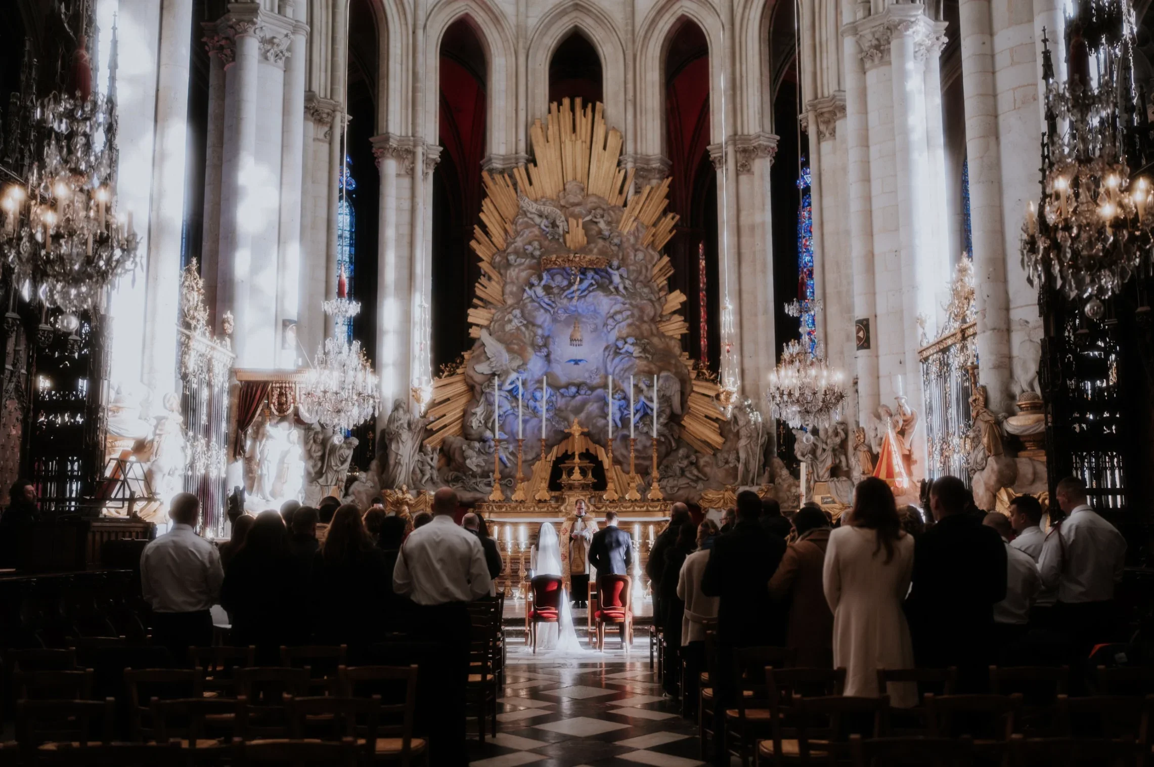 ceremonie-religieuse-cathedrale-gothique-mariage-luxe-autel-dore-photographe-mariage-film-mariage-the-wild-strawberry.webp