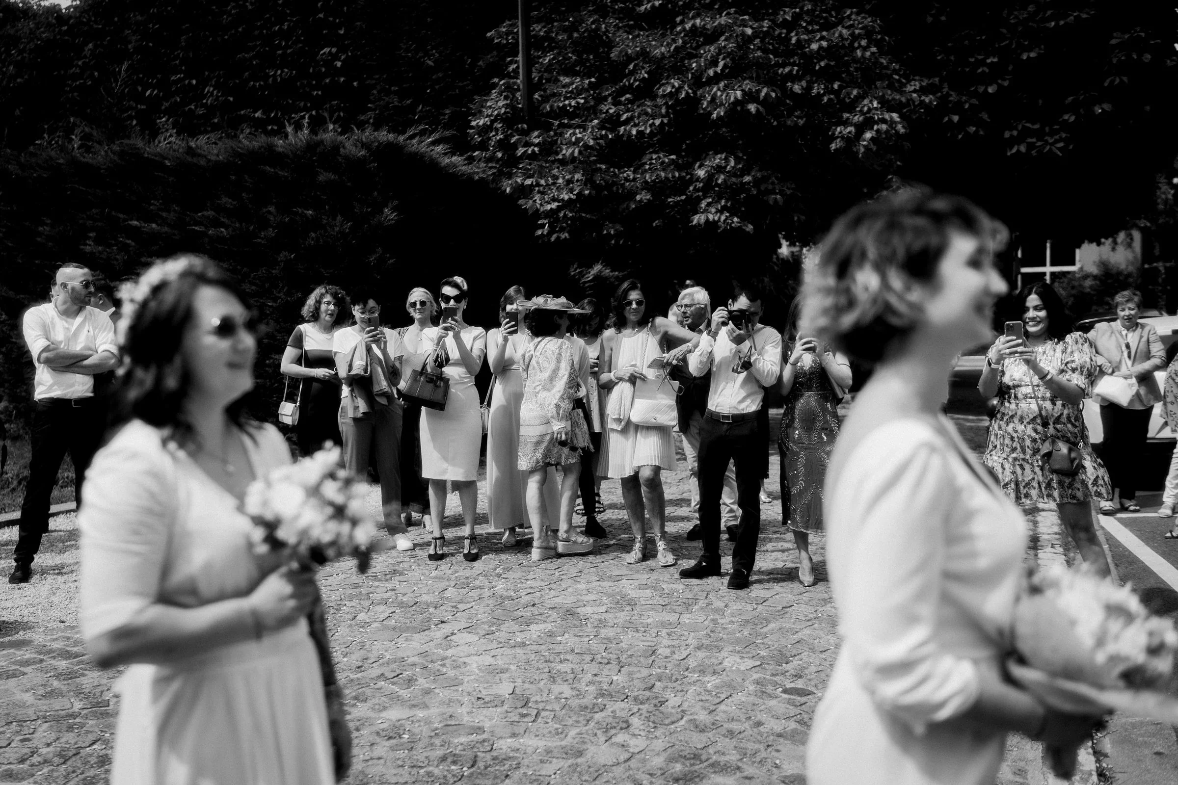 mariage-deux-mariees-ceremonie-civile-paris-photographe-photographe-mariage-film-mariage-the-wild-strawberry.webp