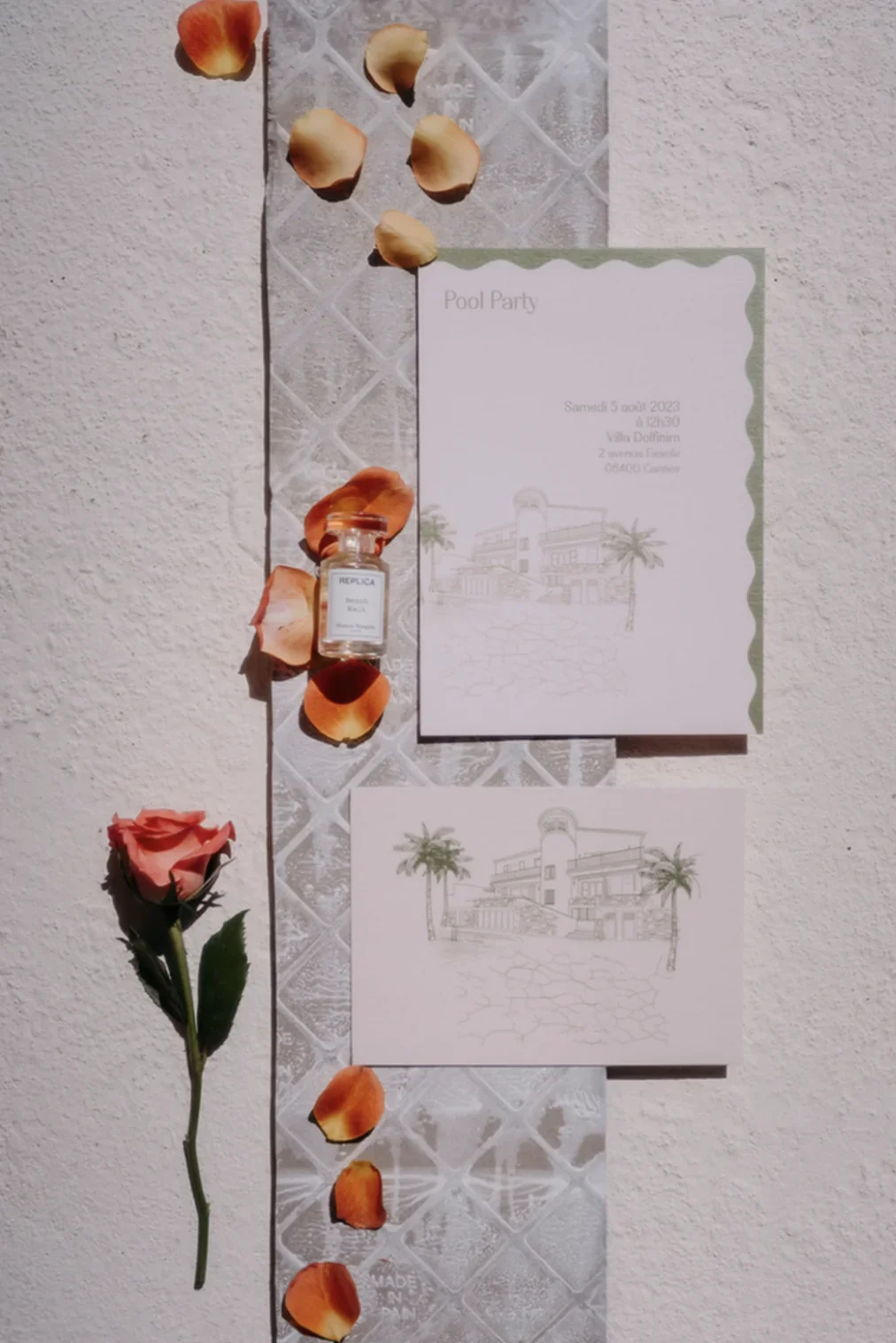 faire-part-invitation-pool-party-flatlay-cote-dazur-rose-photographe-mariage-video-mariage-the-wild-strawberry.webp