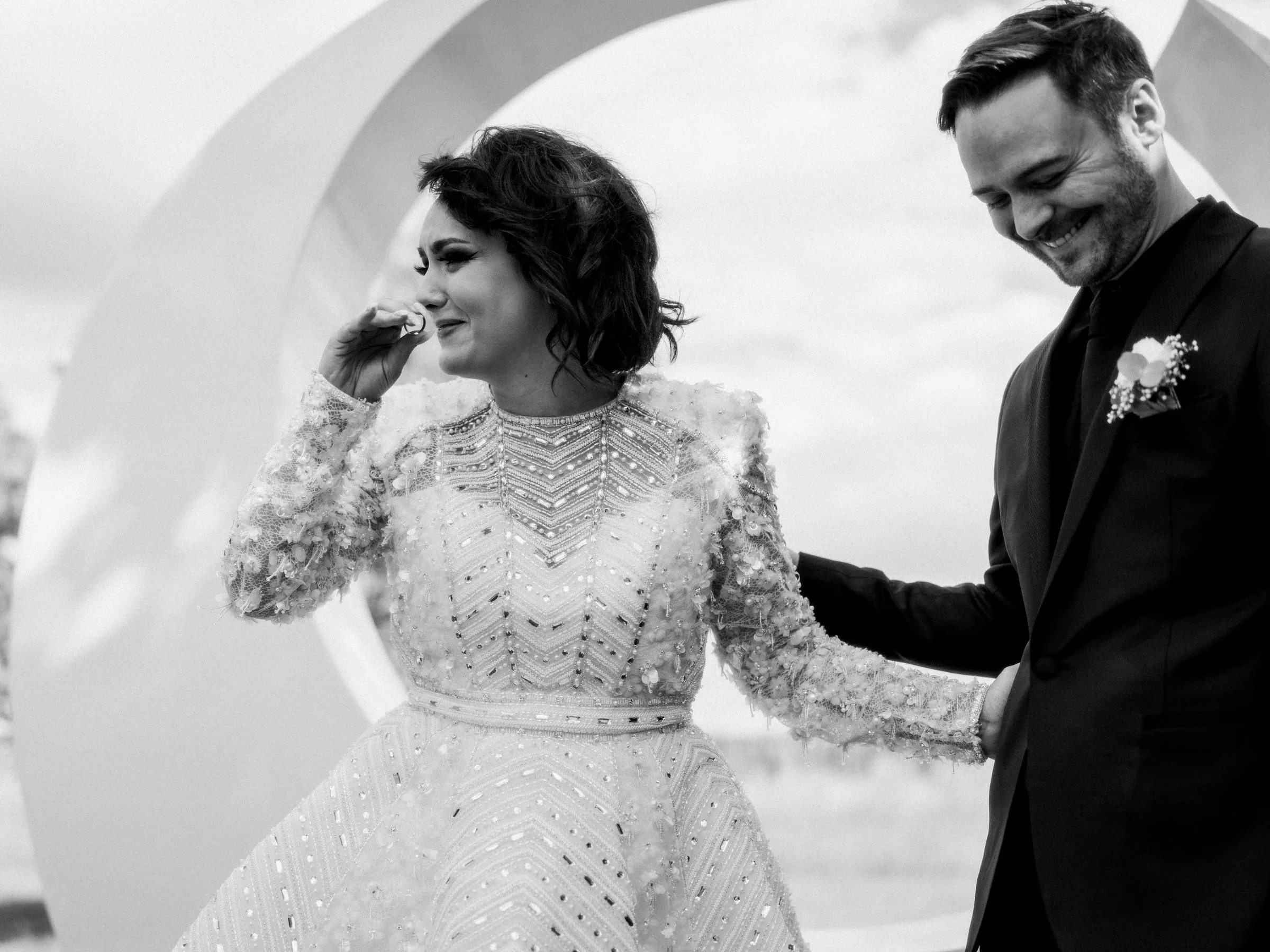portrait-couple-maries-editorial-photographe-photographe-mariage-video-mariage-the-wild-strawberry.webp