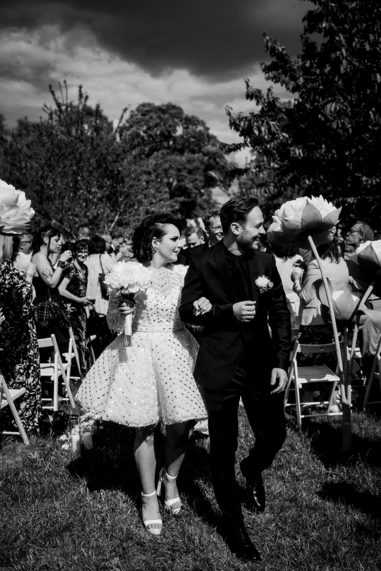 soiree-mariage-invites-photographe-mariage-film-mariage-the-wild-strawberry.webp