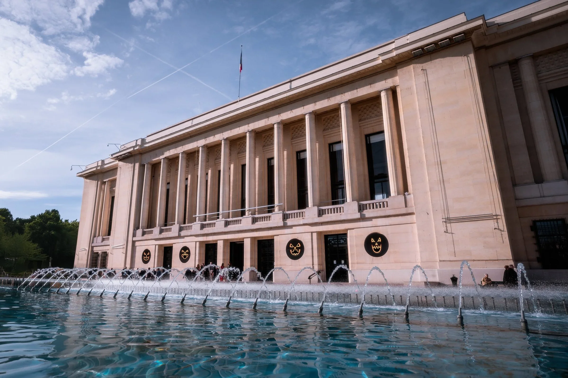trocadero-palais-chaillot-paris-mariage-elopement-micro-wedding-small-intimate-wedding-photographe-mariage-video-mariage-the-wild-strawberry.webp