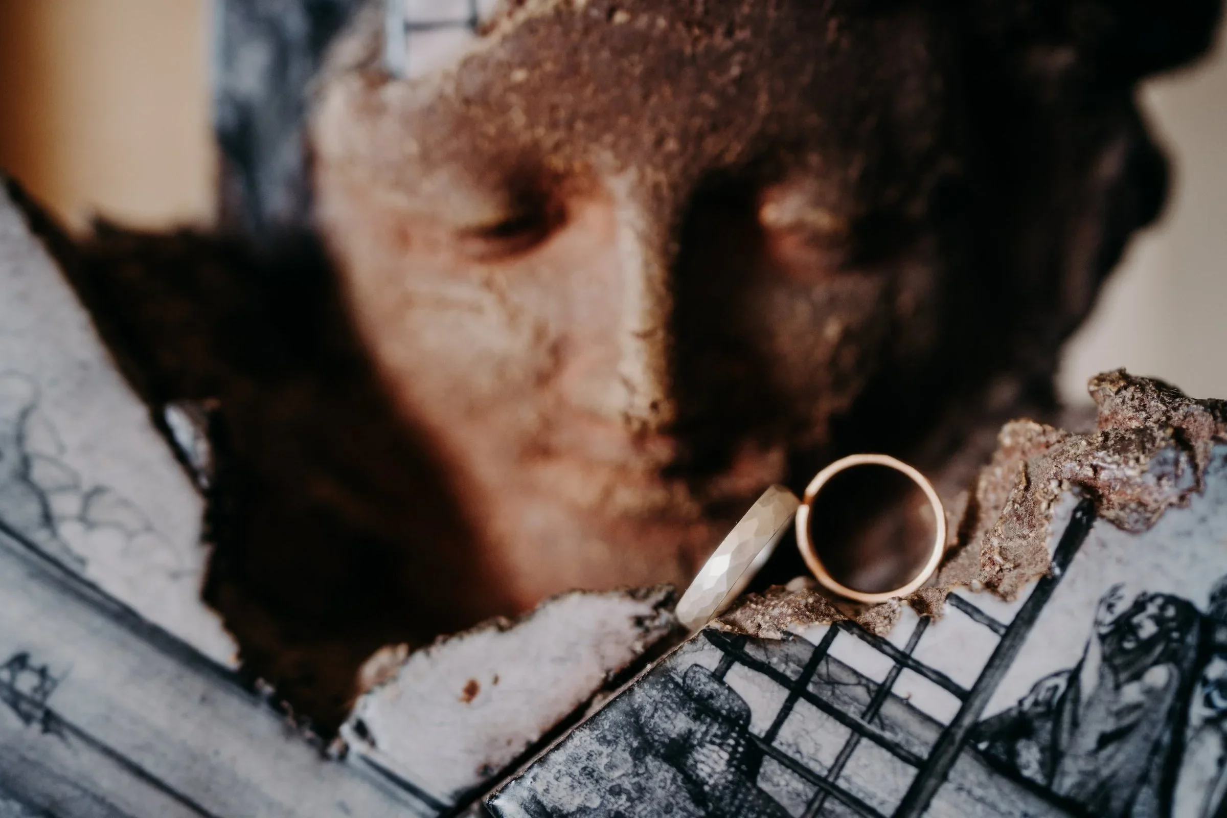 alliances-detail-mariage-indien-destination-photographe-mariage-film-mariage-the-wild-strawberry.webp