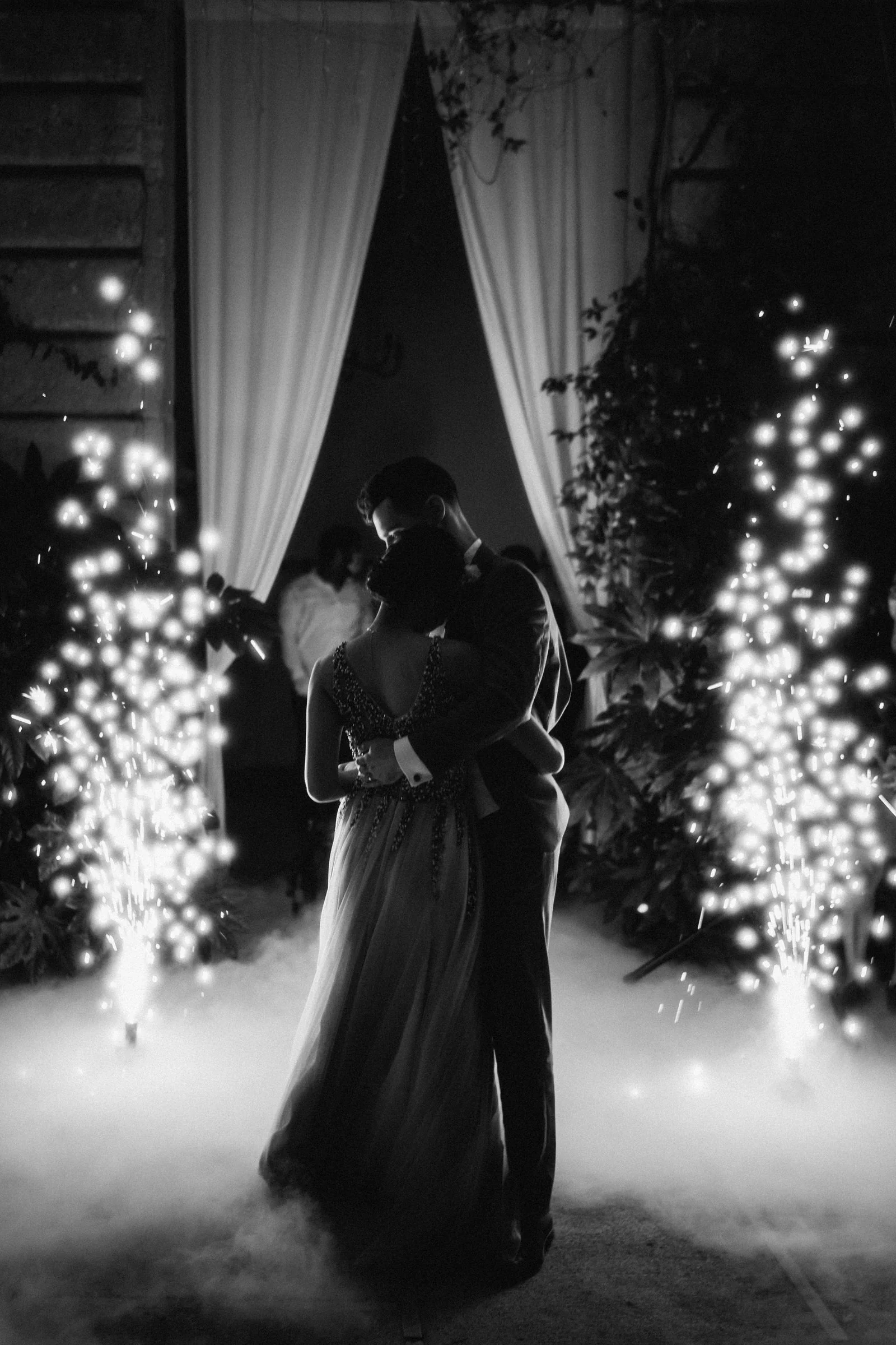 mariage-asiatique-golden-hour-portrait-destination-wedding-photographe-mariage-video-mariage-the-wild-strawberry.webp