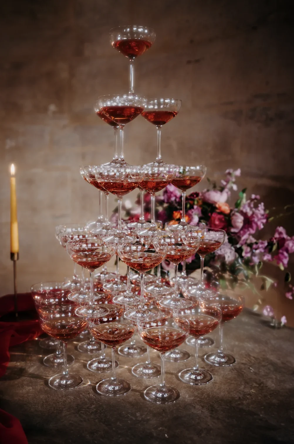pyramide-coupes-champagne-rose-vin-dhonneur-mariage-chic-photographe-mariage-video-mariage-the-wild-strawberry.webp